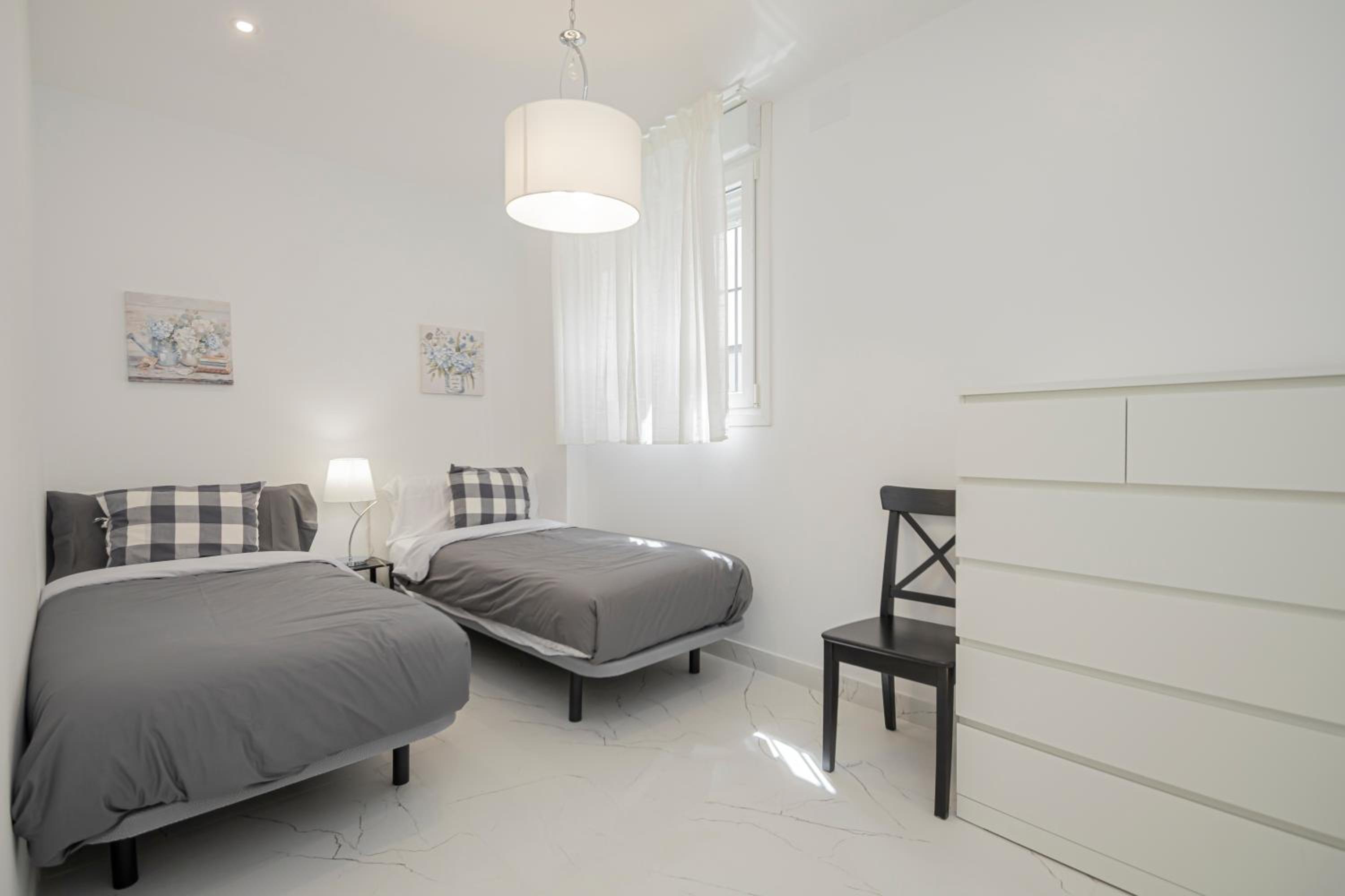 Stunning modern 2BR apt next to Feria