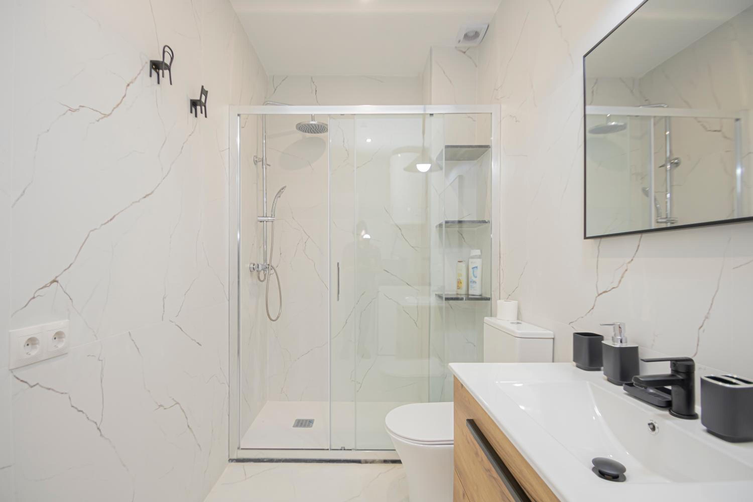 Stunning modern 2BR apt next to Feria