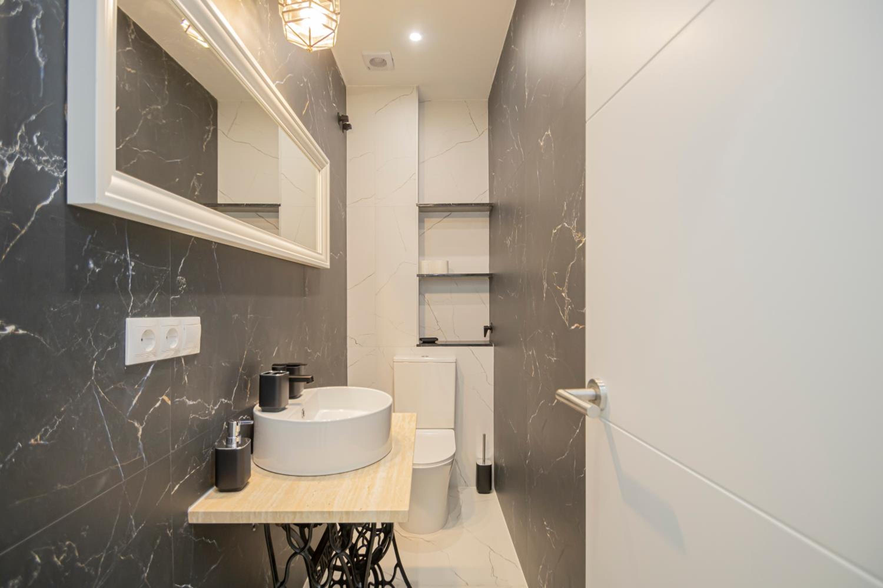 Stunning modern 2BR apt next to Feria