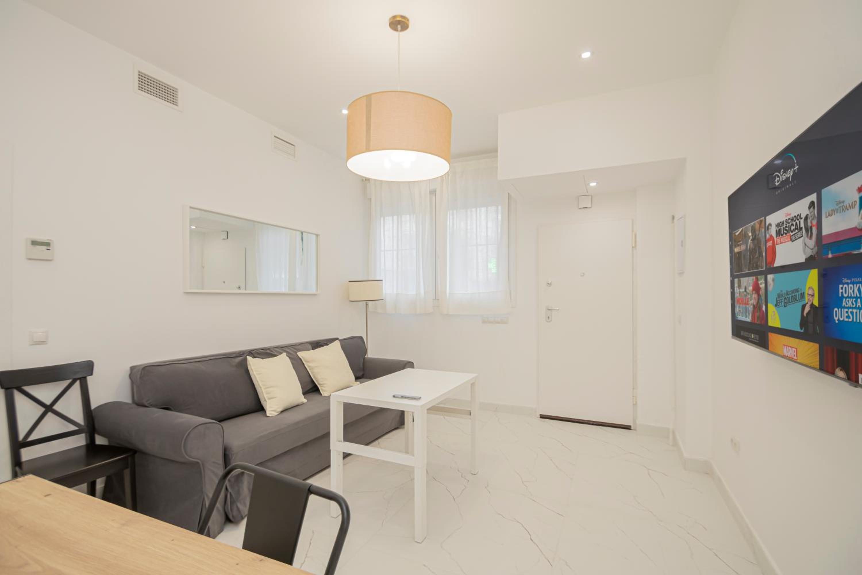 Stunning modern 2BR apt next to Feria
