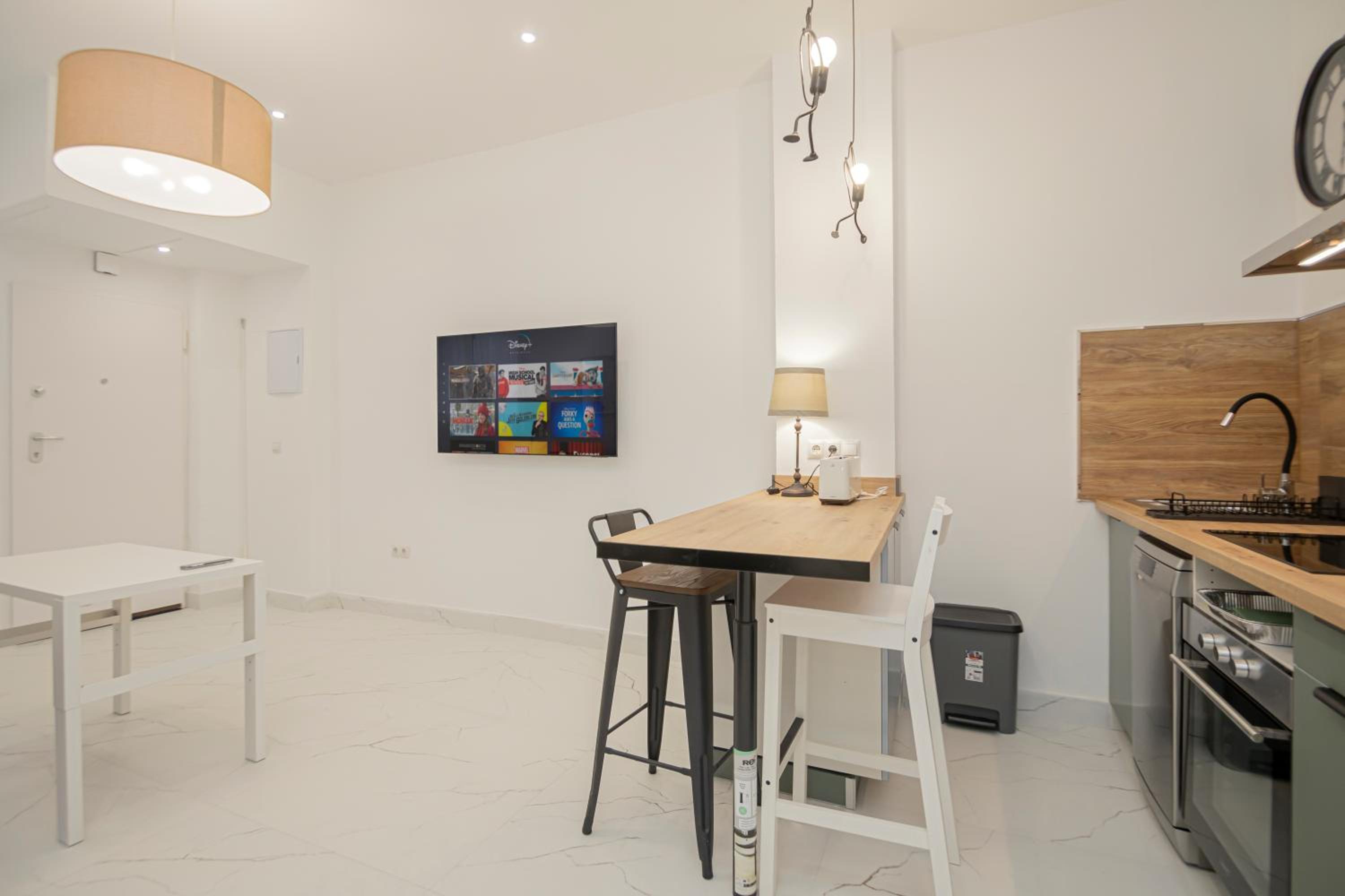 Stunning modern 2BR apt next to Feria