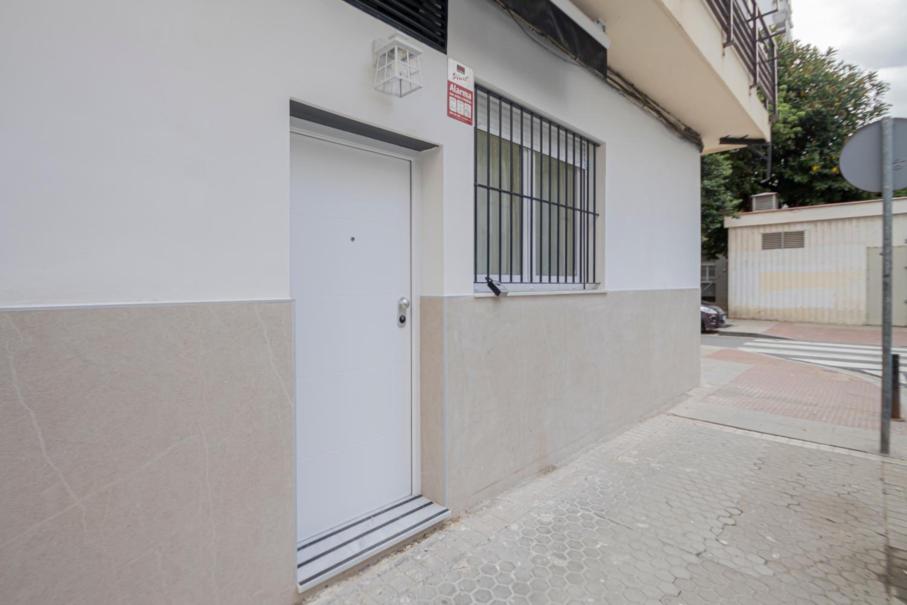 Stunning modern 2BR apt next to Feria