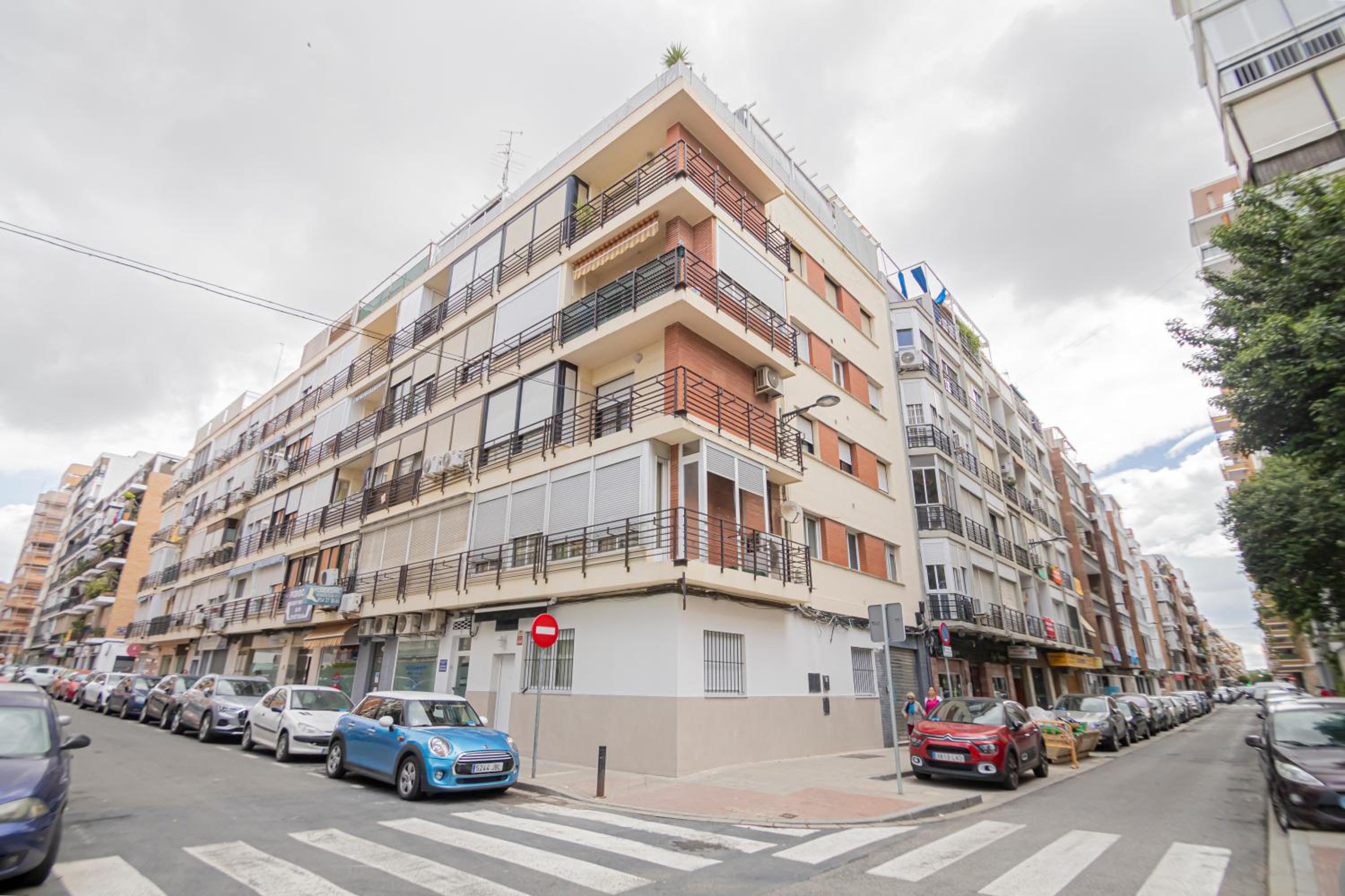 Stunning modern 2BR apt next to Feria