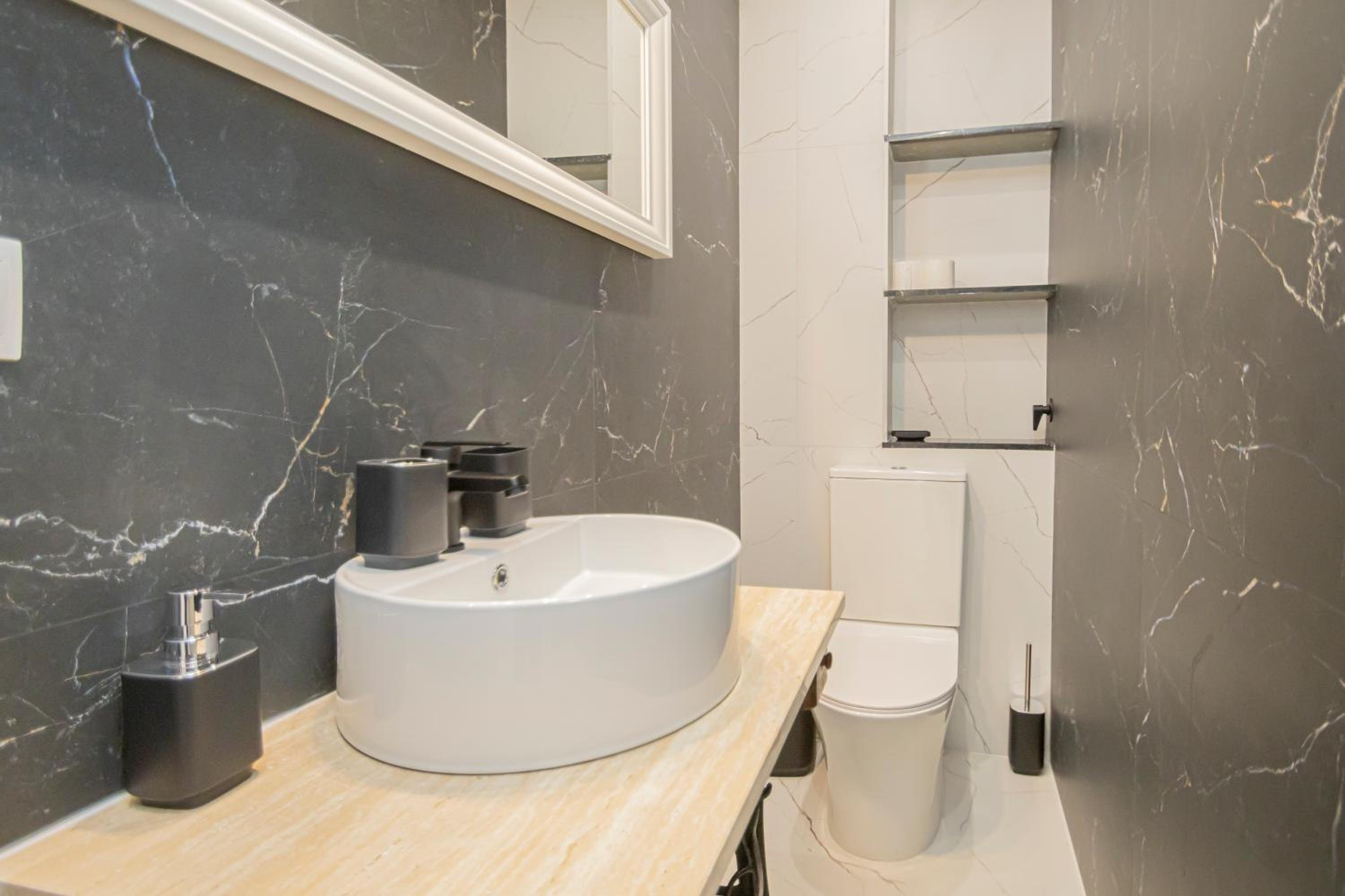 Stunning modern 2BR apt next to Feria