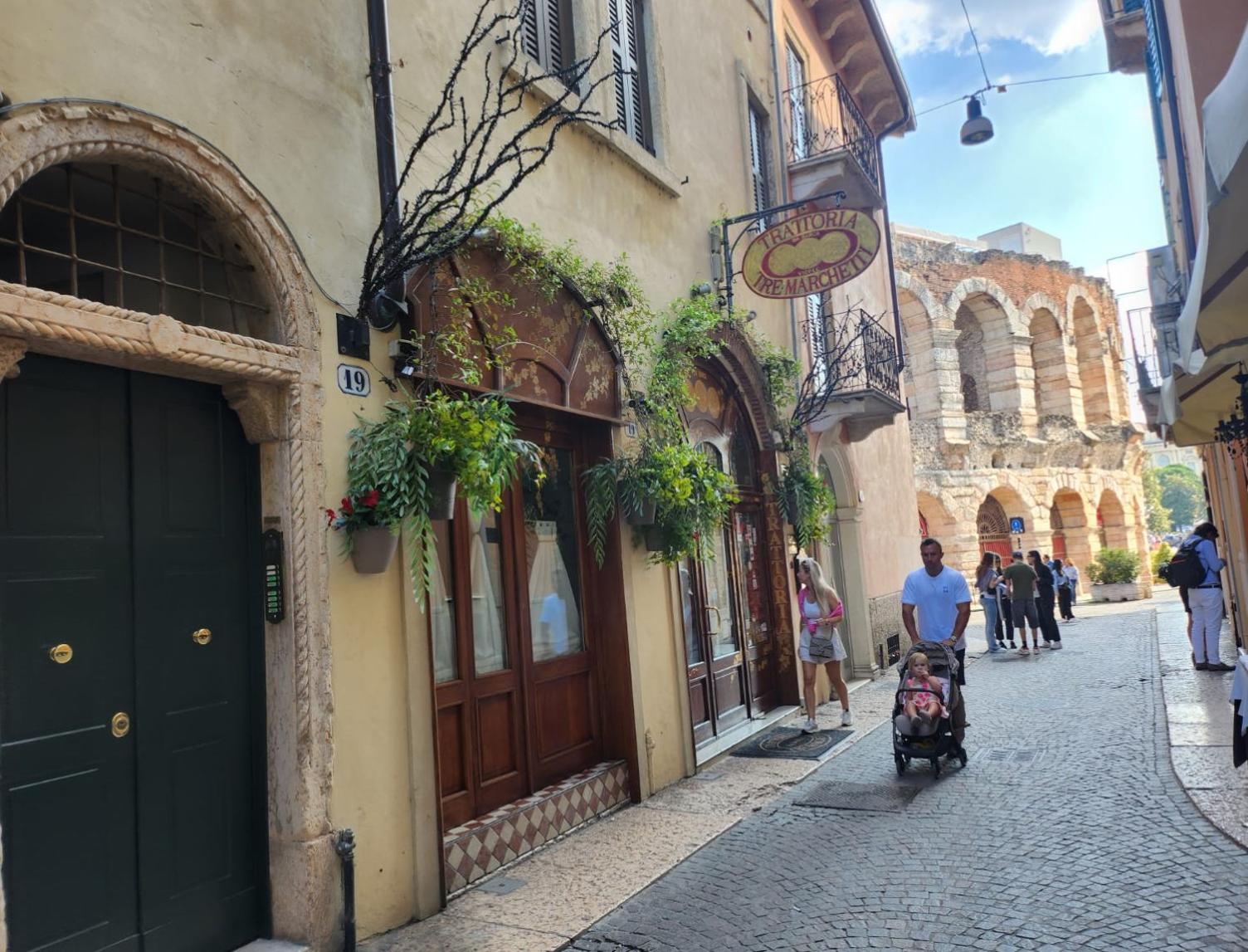 Vista Arena di Verona e Piazza Bra