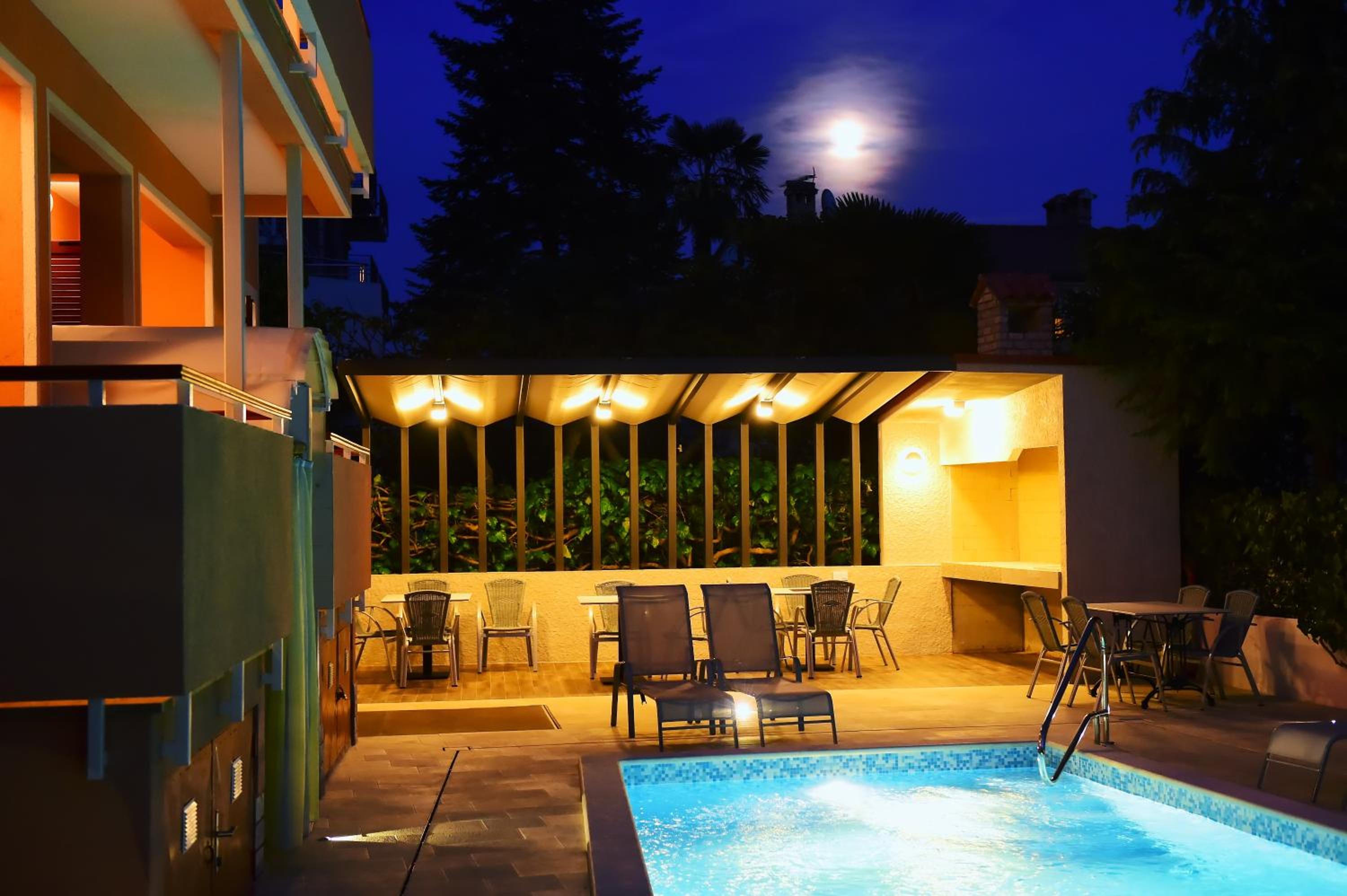 Apartments Zdjelar