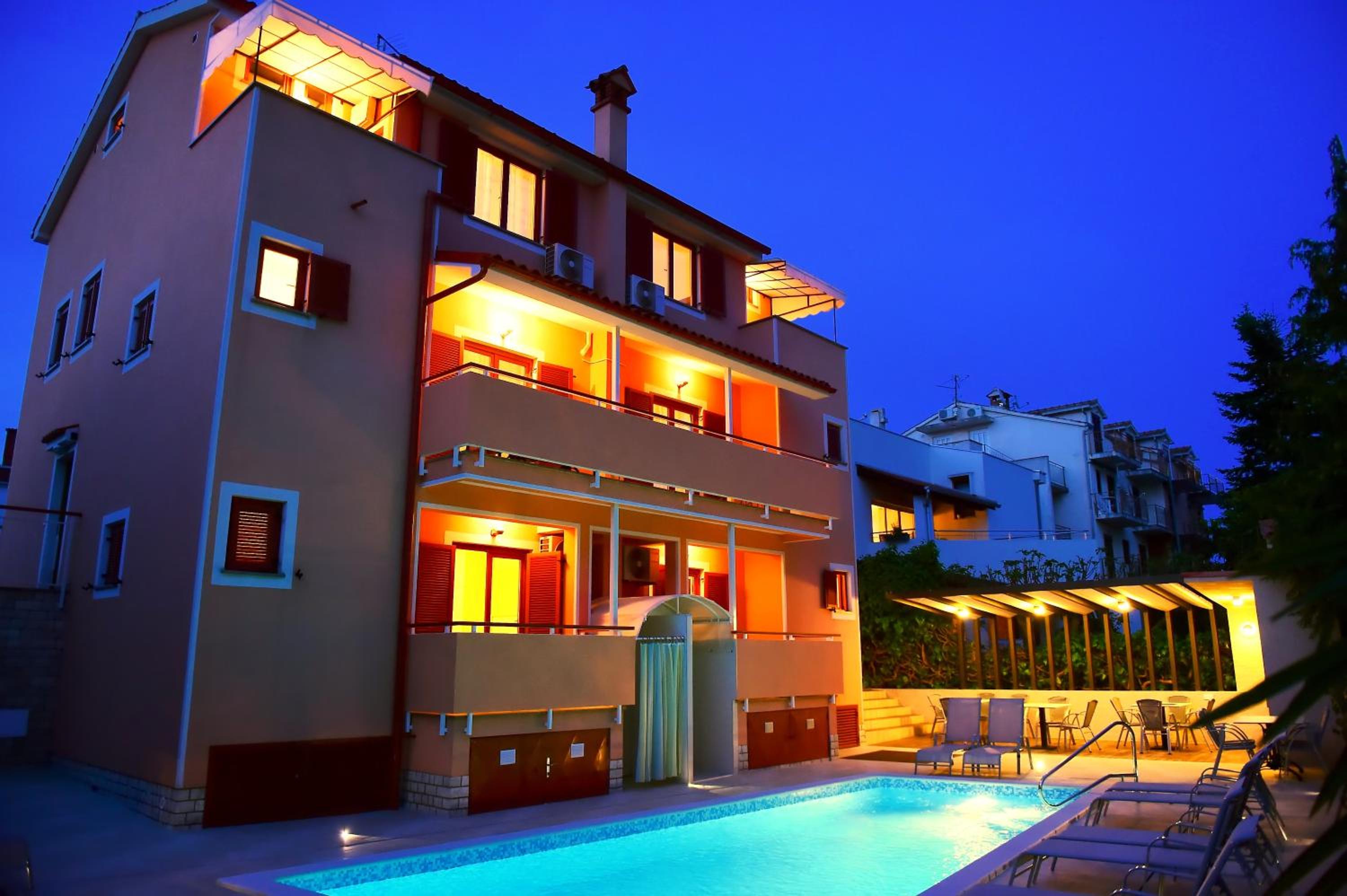 Apartments Zdjelar