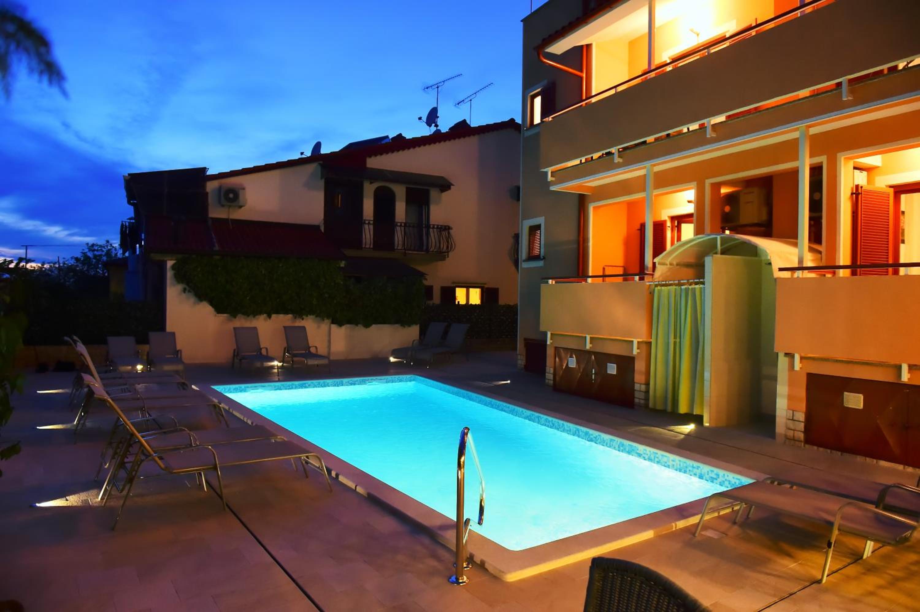 Apartments Zdjelar