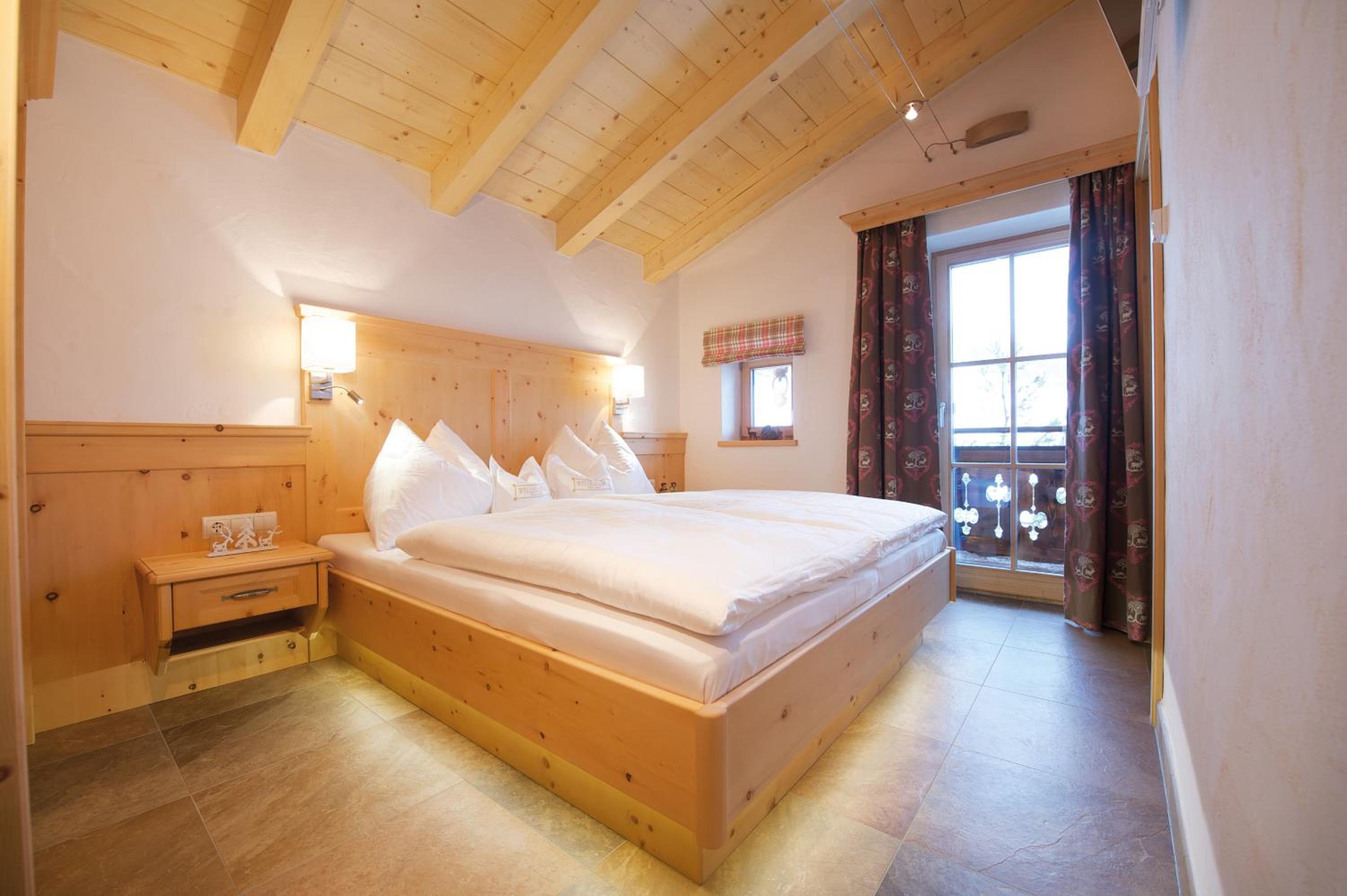 Wallegg Lodge - Alpine Premium Chalet - Ski In-Ski Out - Real Alpine Location Saalbach
