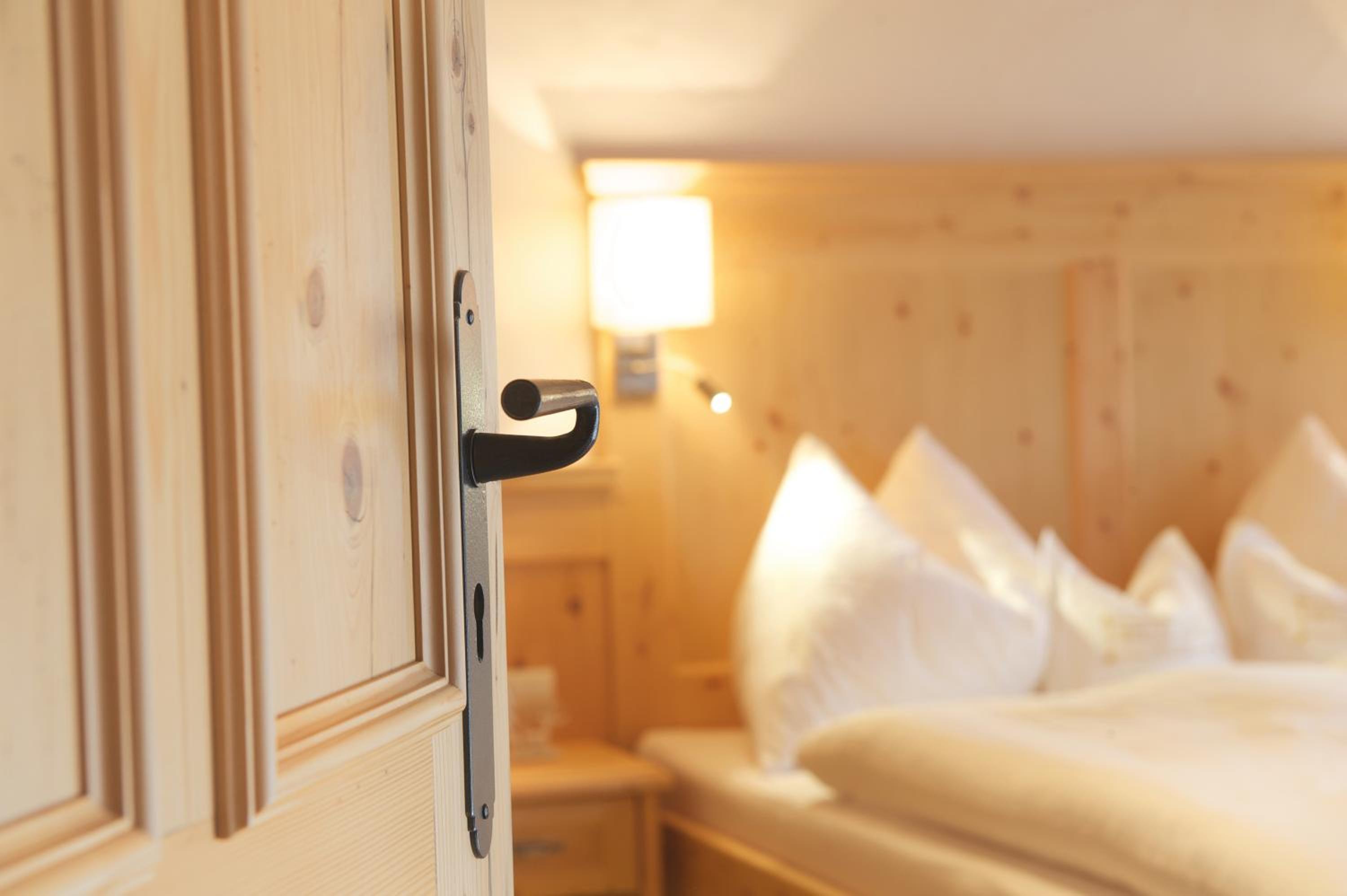 Wallegg Lodge - Alpine Premium Chalet - Ski In-Ski Out - Real Alpine Location Saalbach
