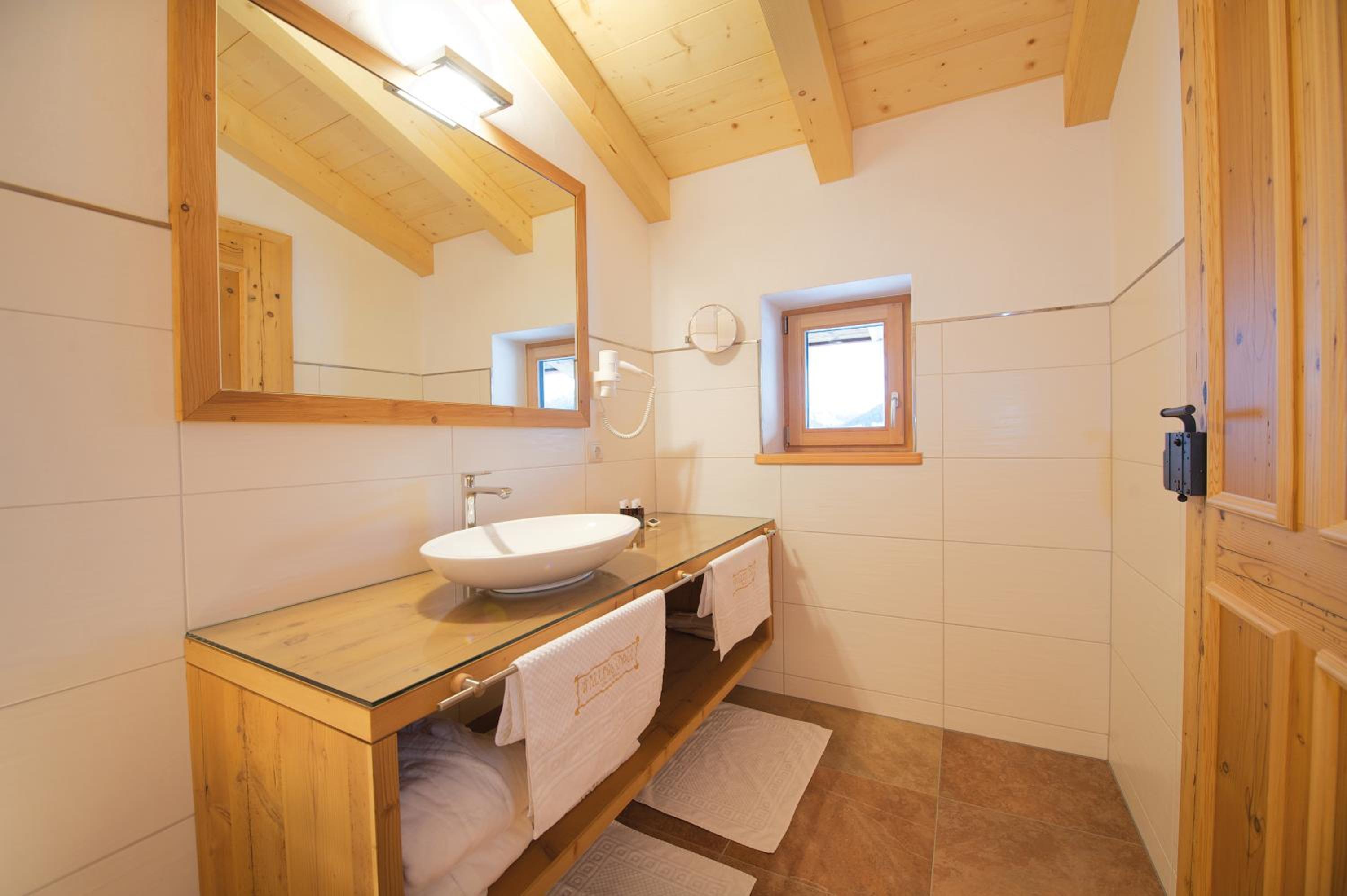 Wallegg Lodge - Alpine Premium Chalet - Ski In-Ski Out - Real Alpine Location Saalbach