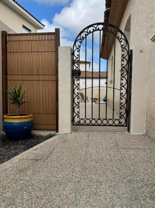 Gite en 3 épis de plain-pied, 2 chambres, climatisé, terrasse, jardinet et parking, très calme