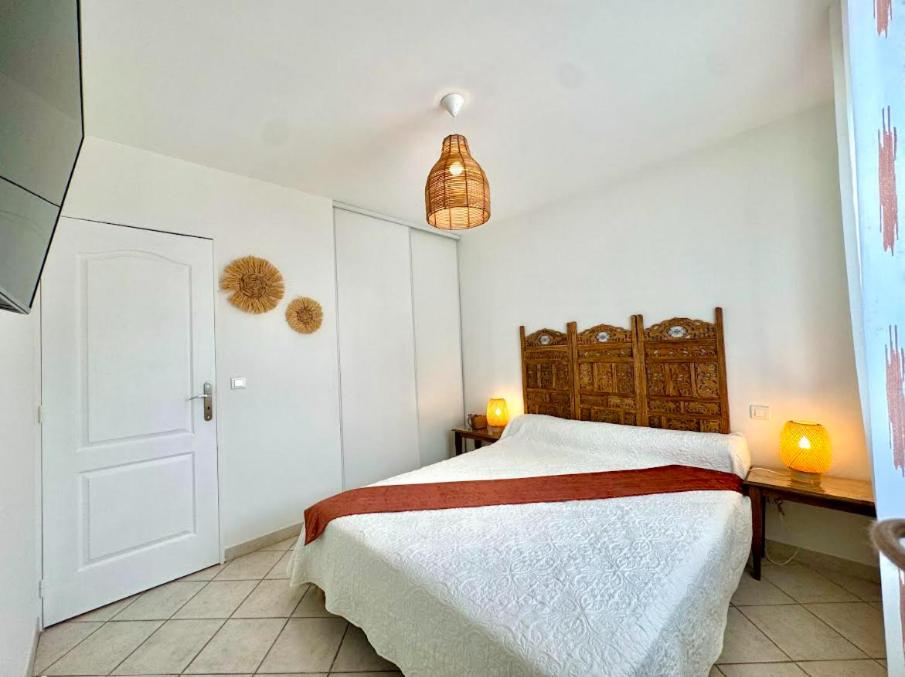 Gite en 3 épis de plain-pied, 2 chambres, climatisé, terrasse, jardinet et parking, très calme