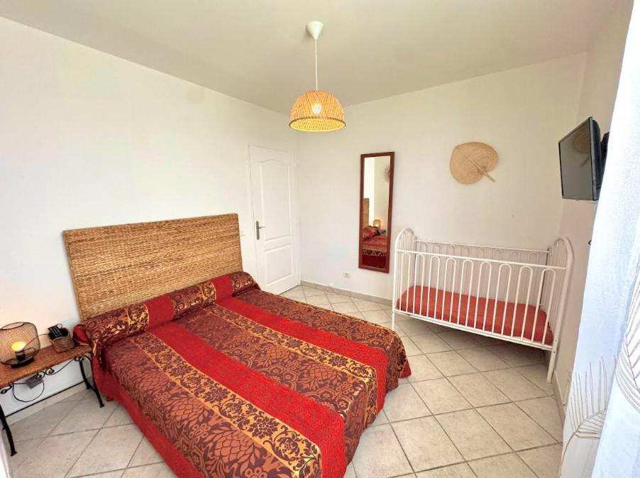 Gite en 3 épis de plain-pied, 2 chambres, climatisé, terrasse, jardinet et parking, très calme