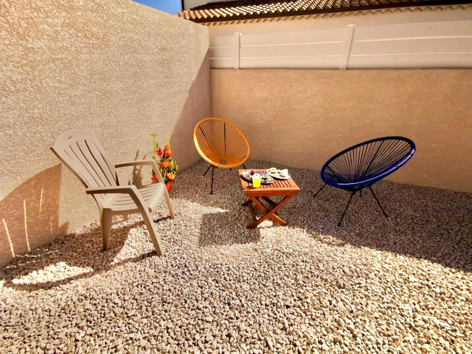 Gite en 3 épis de plain-pied, 2 chambres, climatisé, terrasse, jardinet et parking, très calme