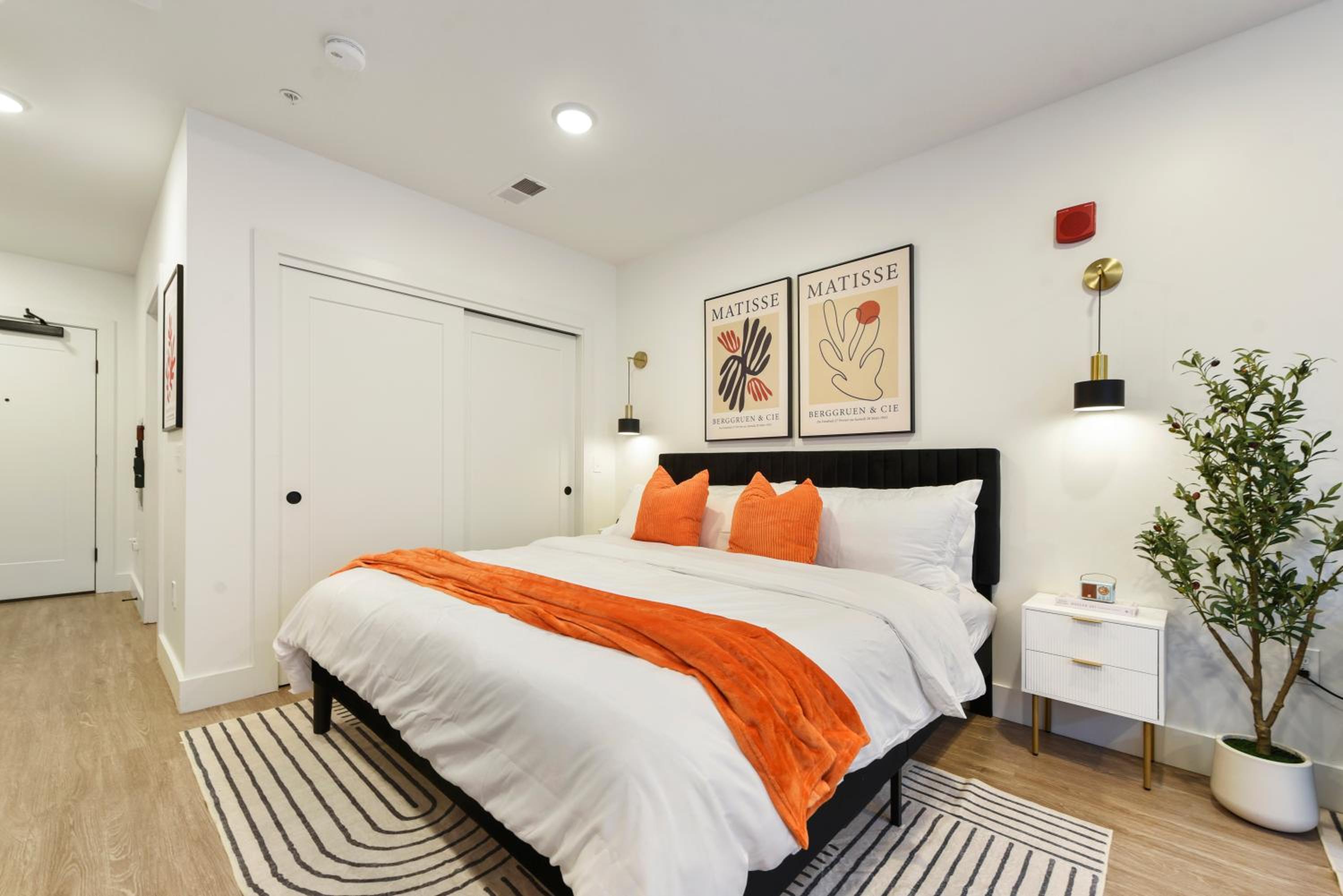 LUX Studio King Bed Gym Free Parking