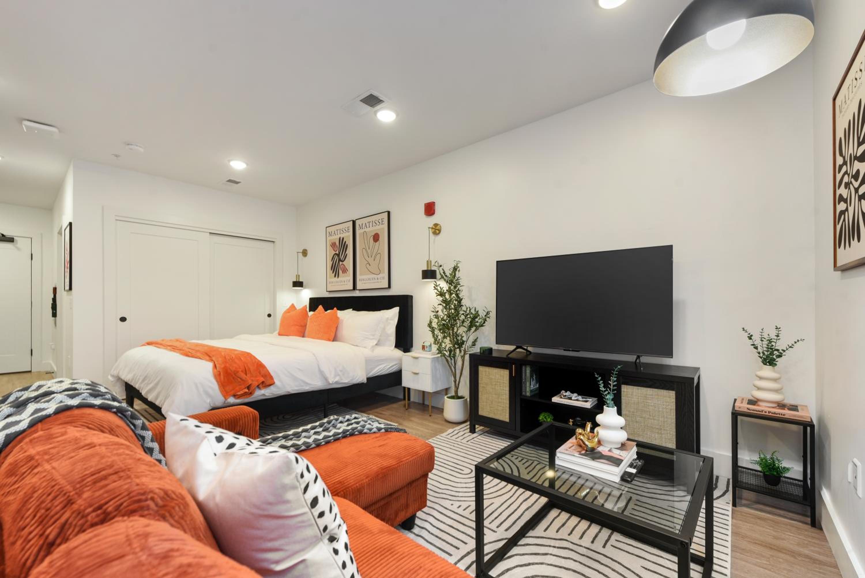 LUX Studio King Bed Gym Free Parking