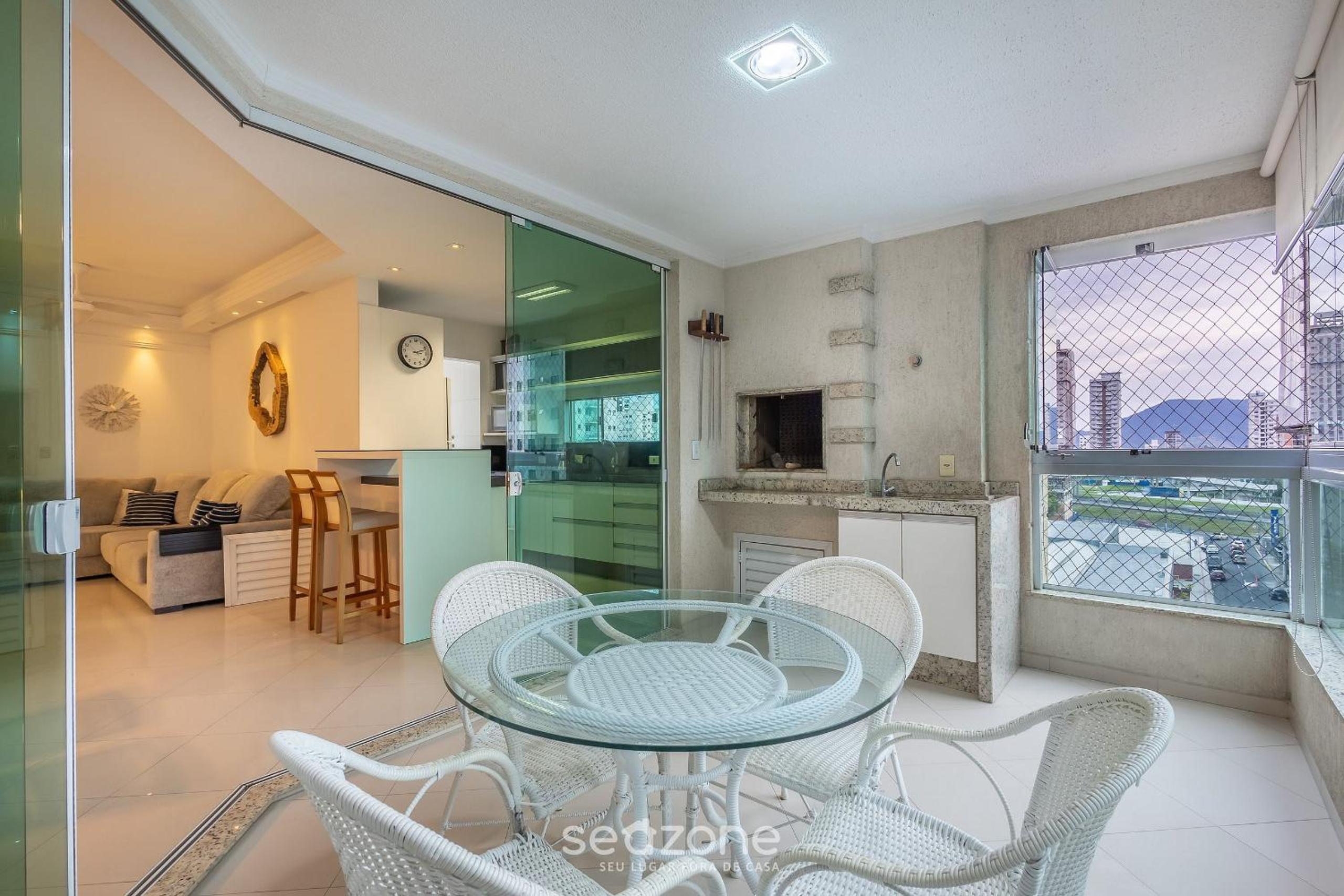 Stay steps from the sea in Meia Praia - VIM