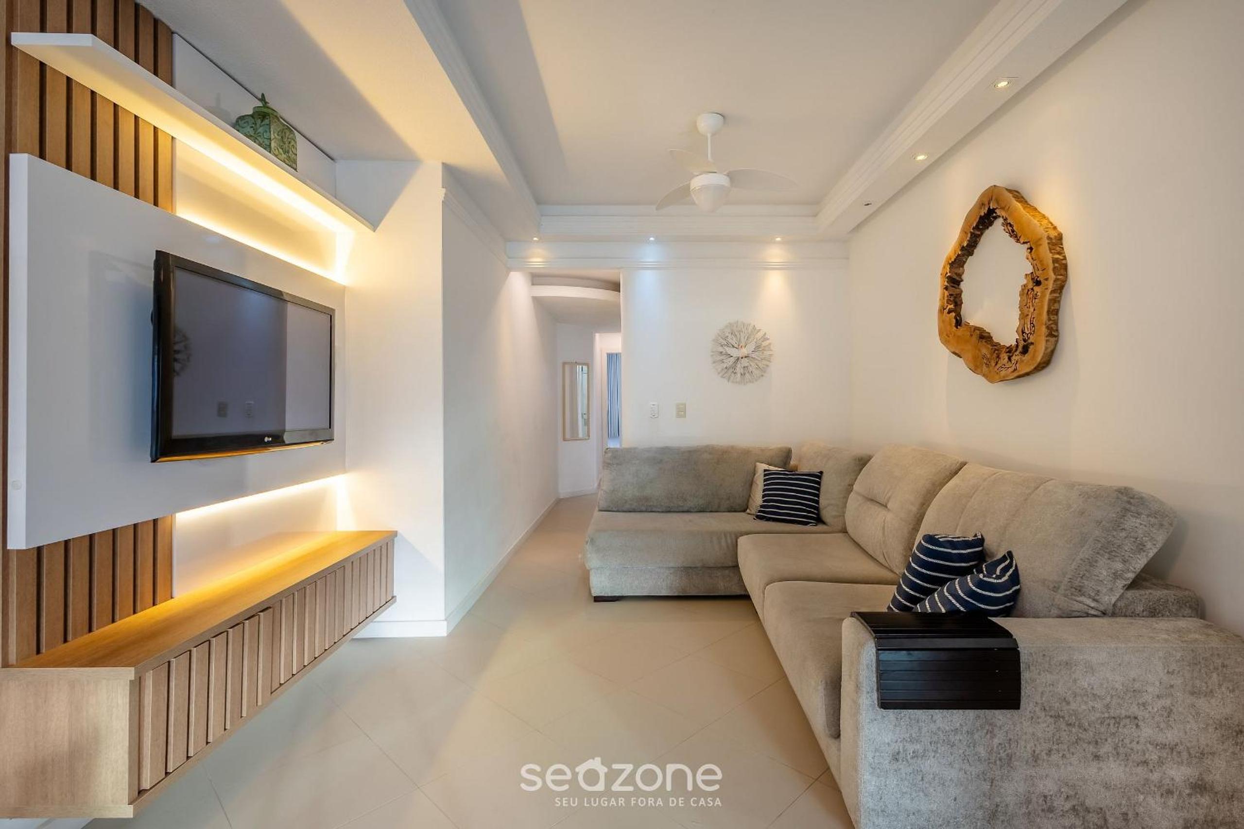 Stay steps from the sea in Meia Praia - VIM