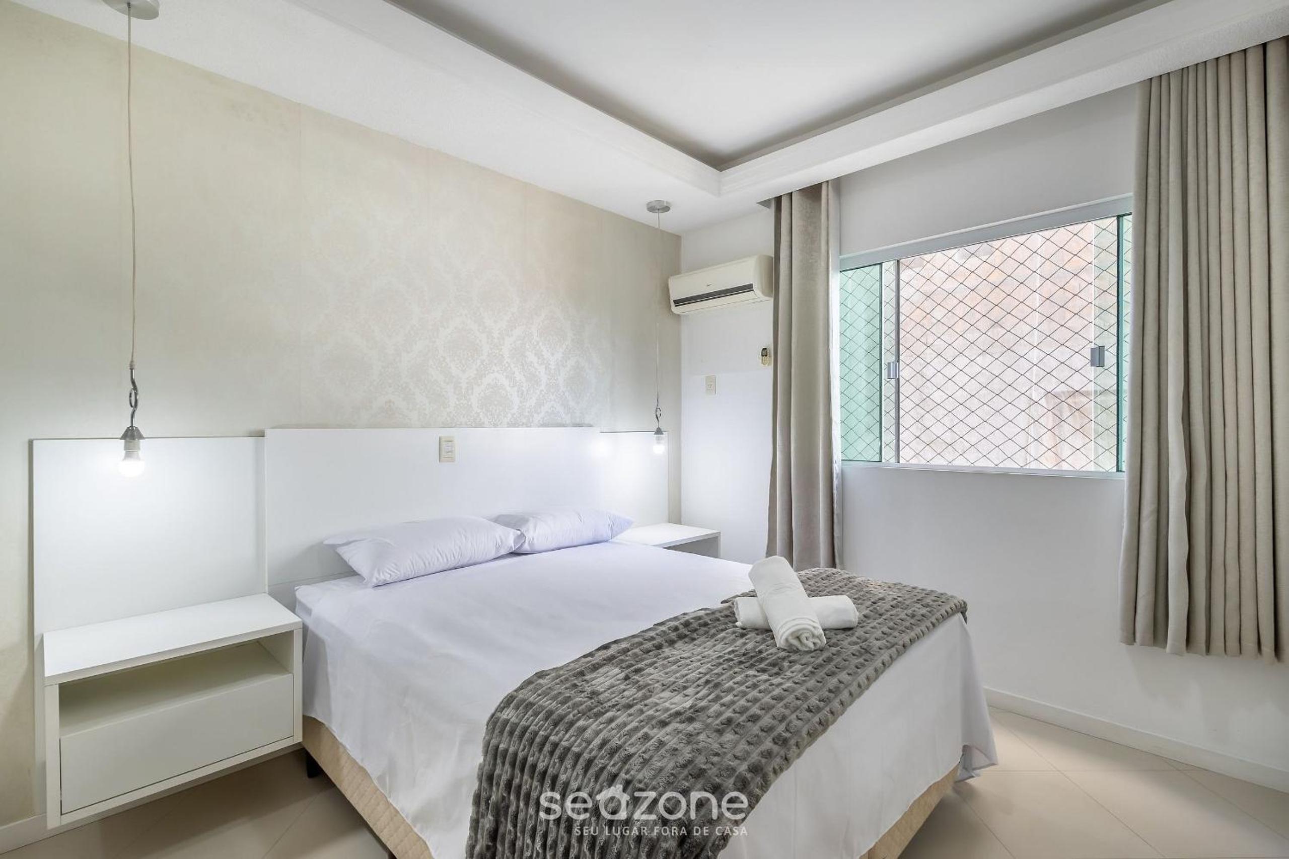 Stay steps from the sea in Meia Praia - VIM