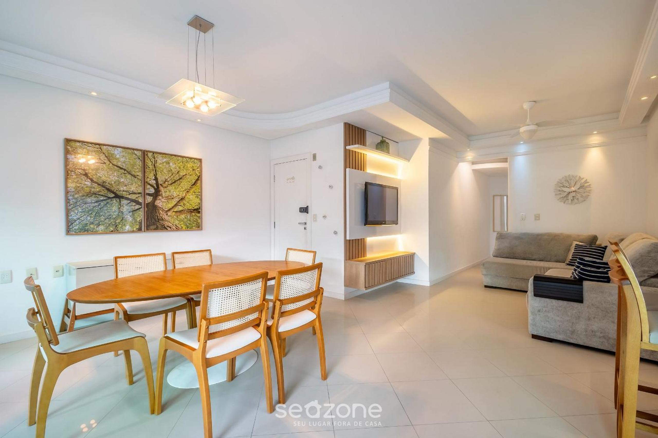 Stay steps from the sea in Meia Praia - VIM