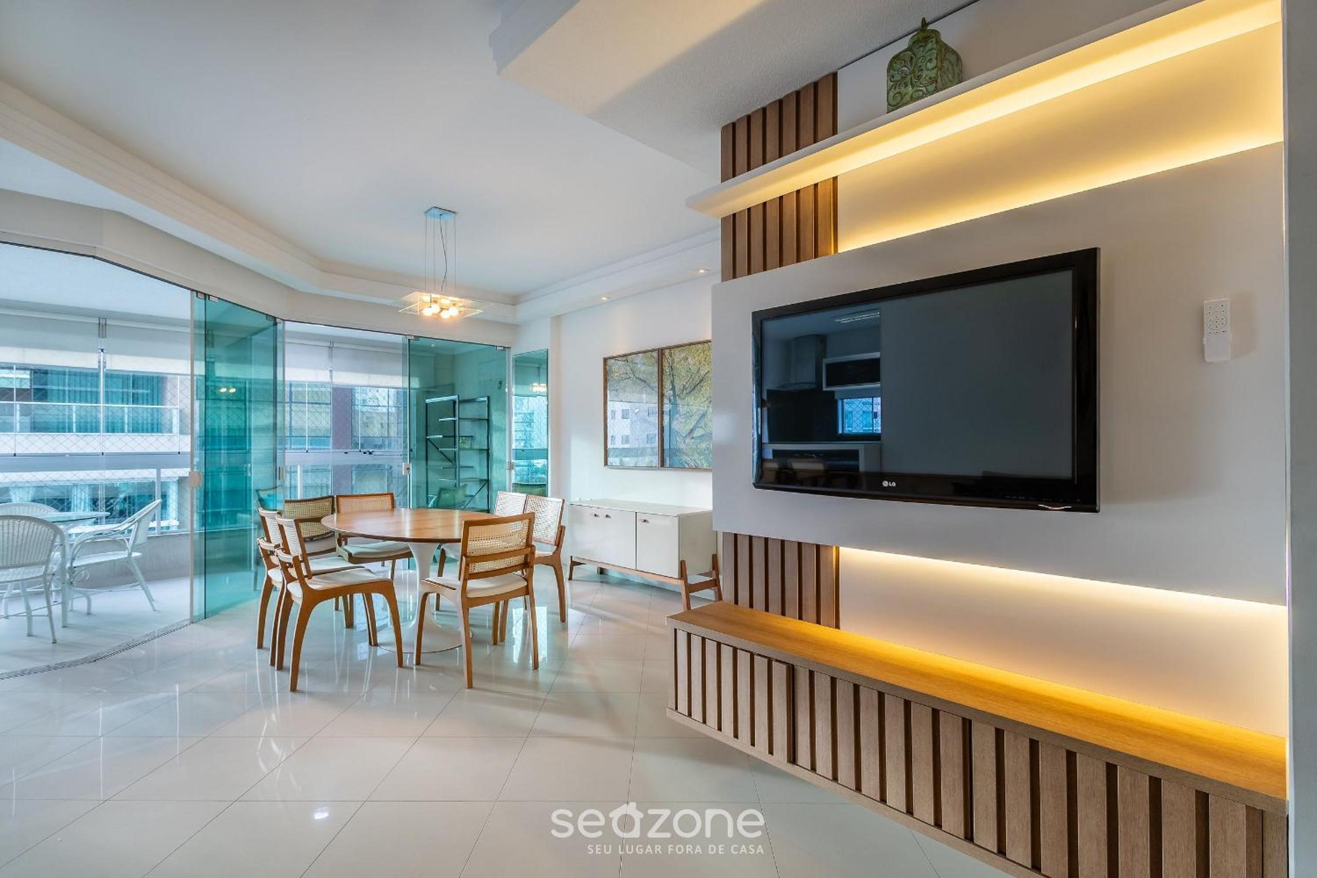 Stay steps from the sea in Meia Praia - VIM