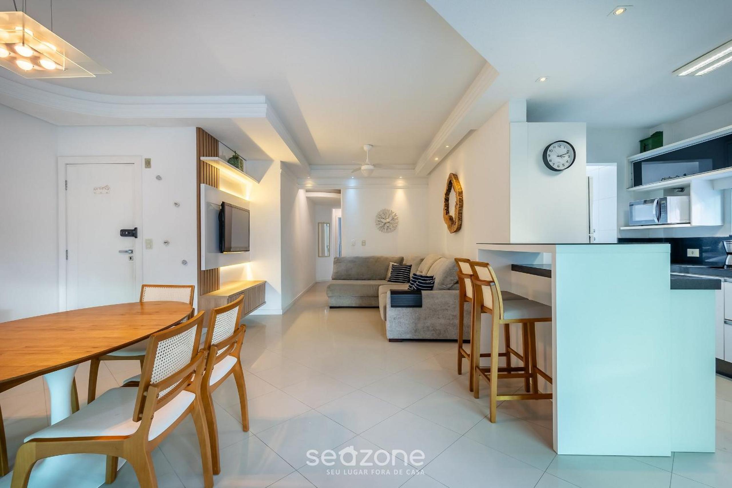 Stay steps from the sea in Meia Praia - VIM