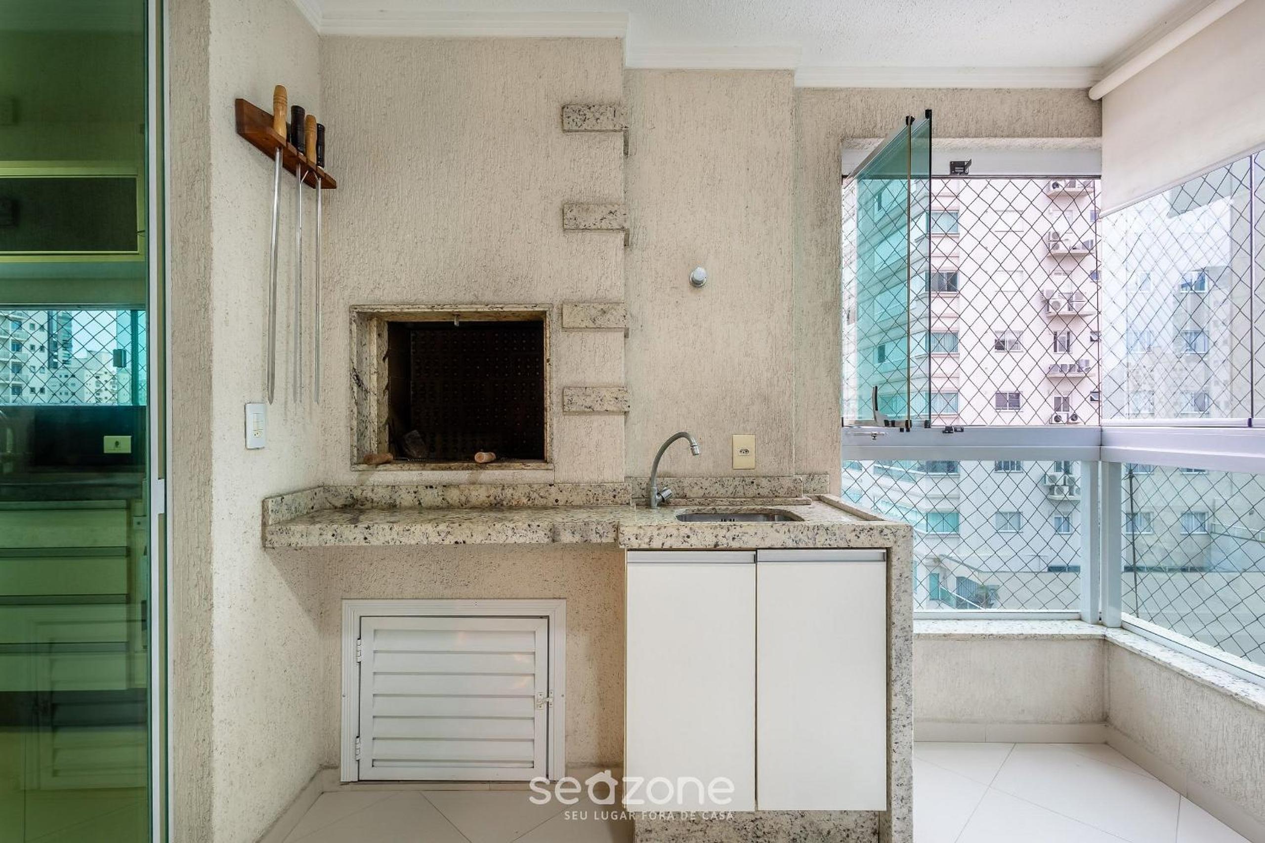 Stay steps from the sea in Meia Praia - VIM