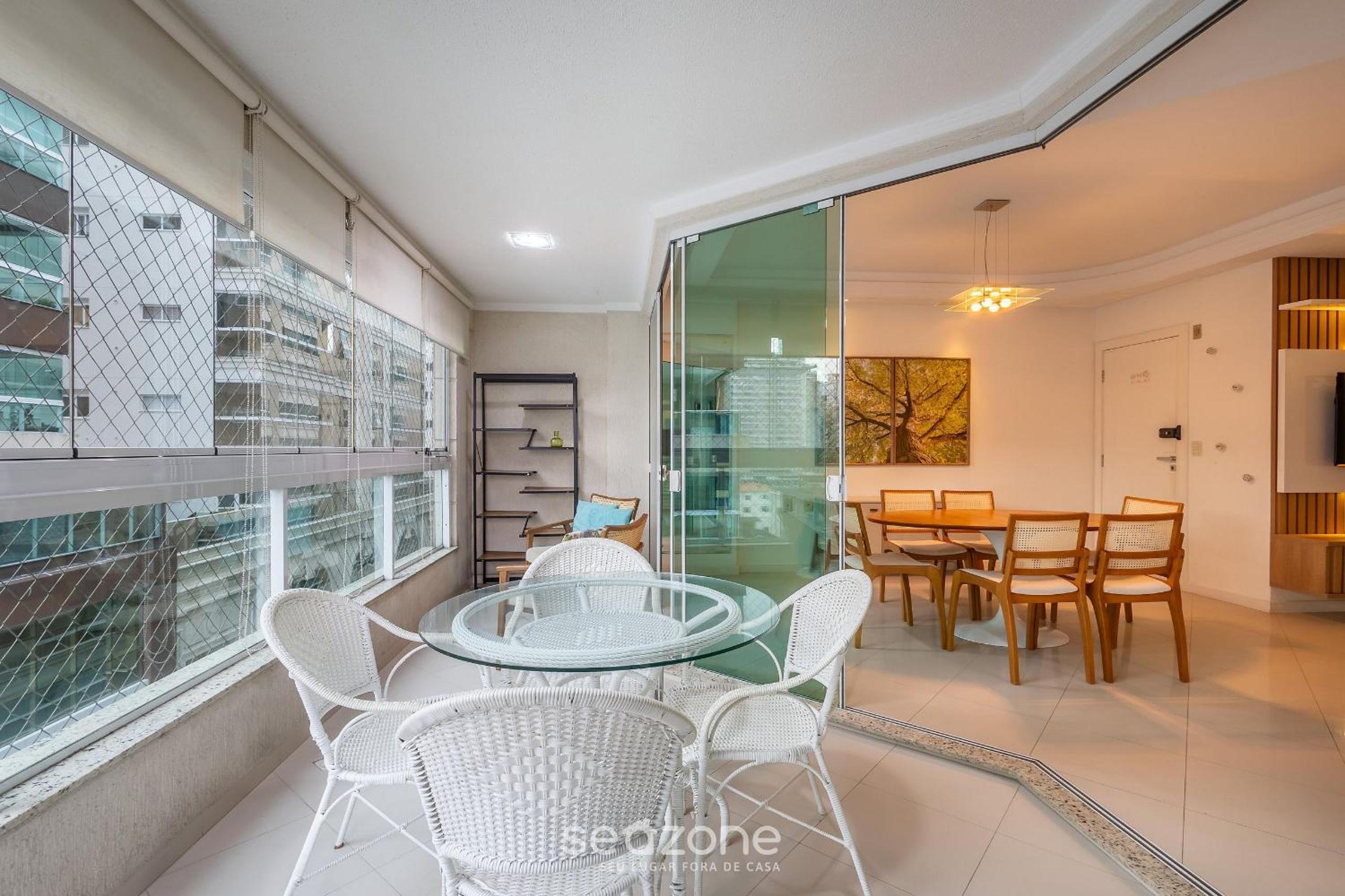 Stay steps from the sea in Meia Praia - VIM