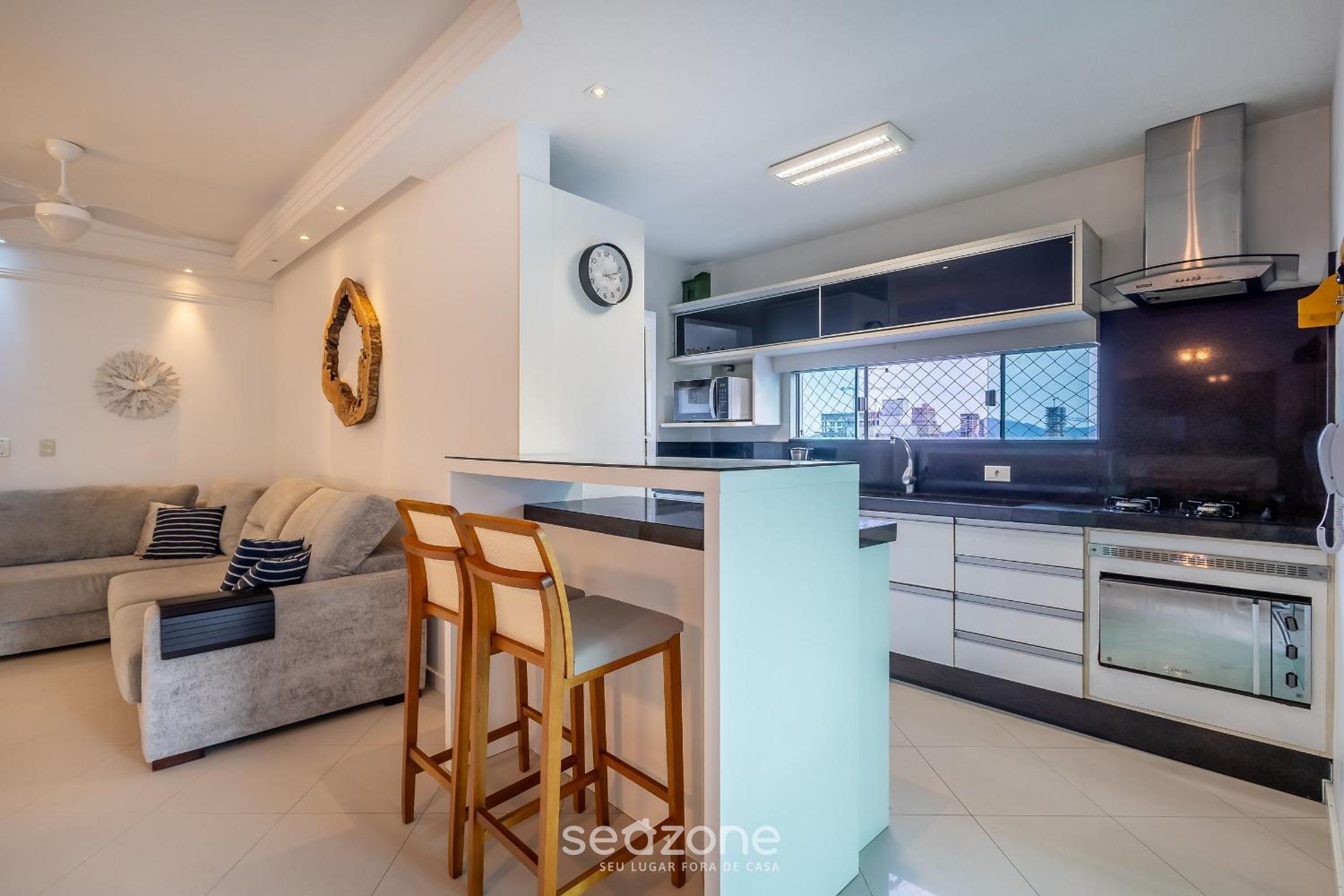 Stay steps from the sea in Meia Praia - VIM