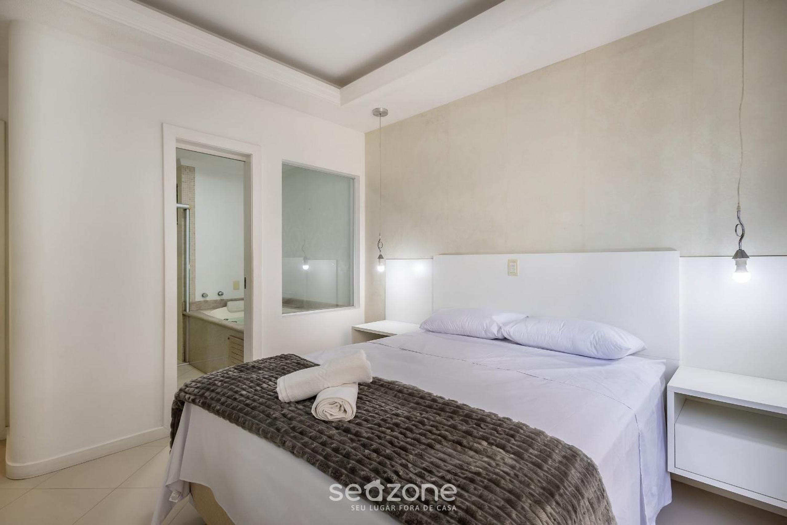 Stay steps from the sea in Meia Praia - VIM