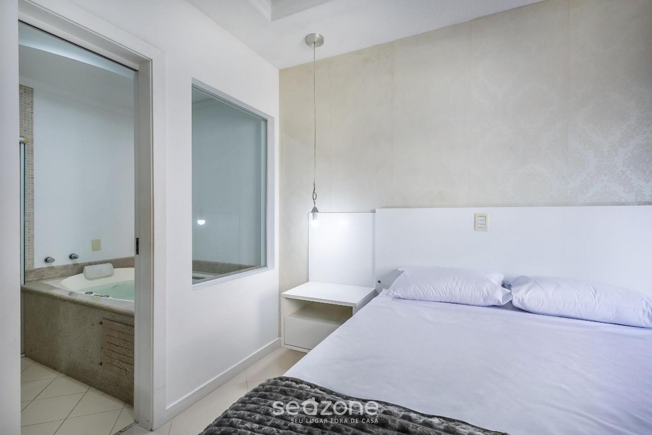 Stay steps from the sea in Meia Praia - VIM