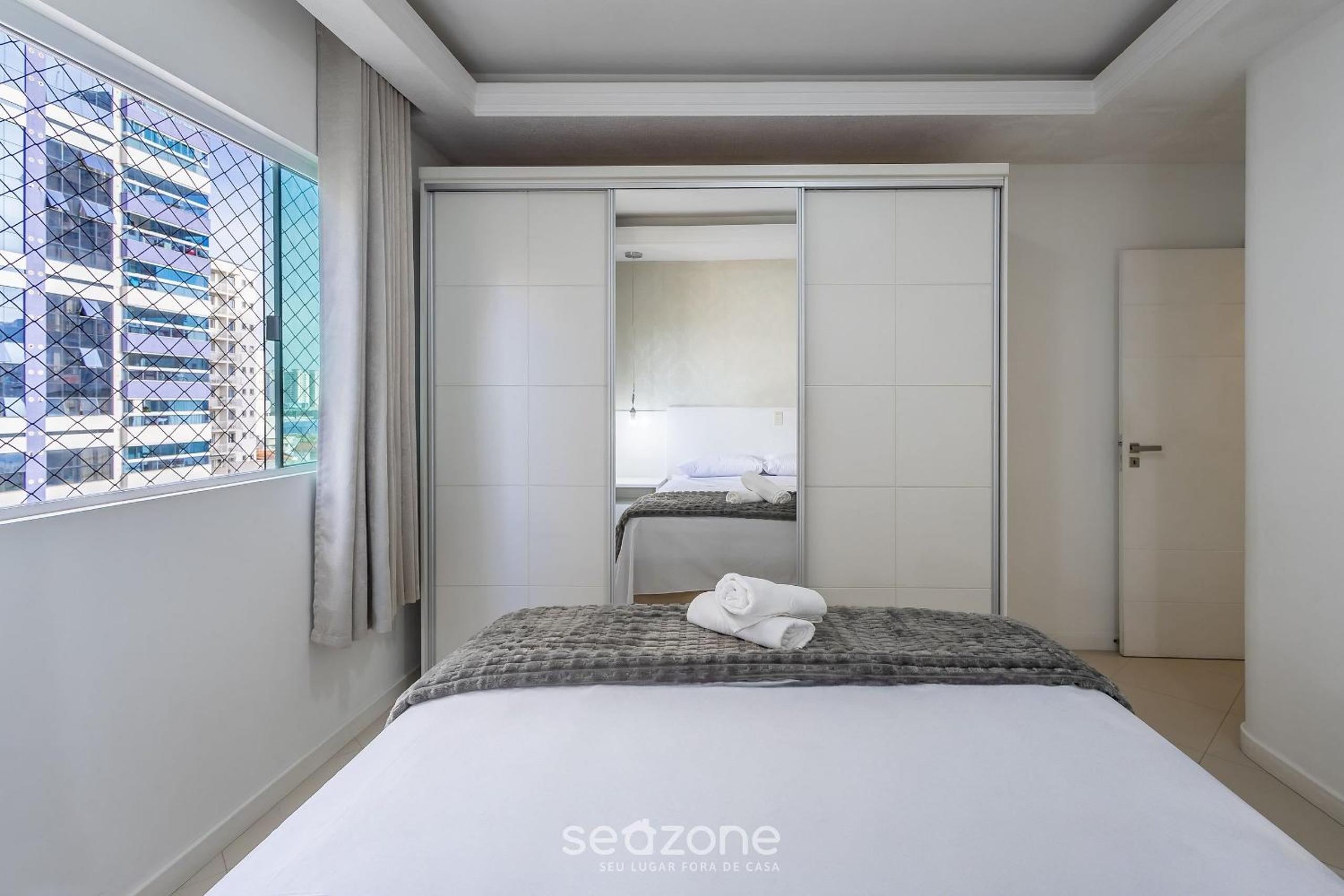 Stay steps from the sea in Meia Praia - VIM