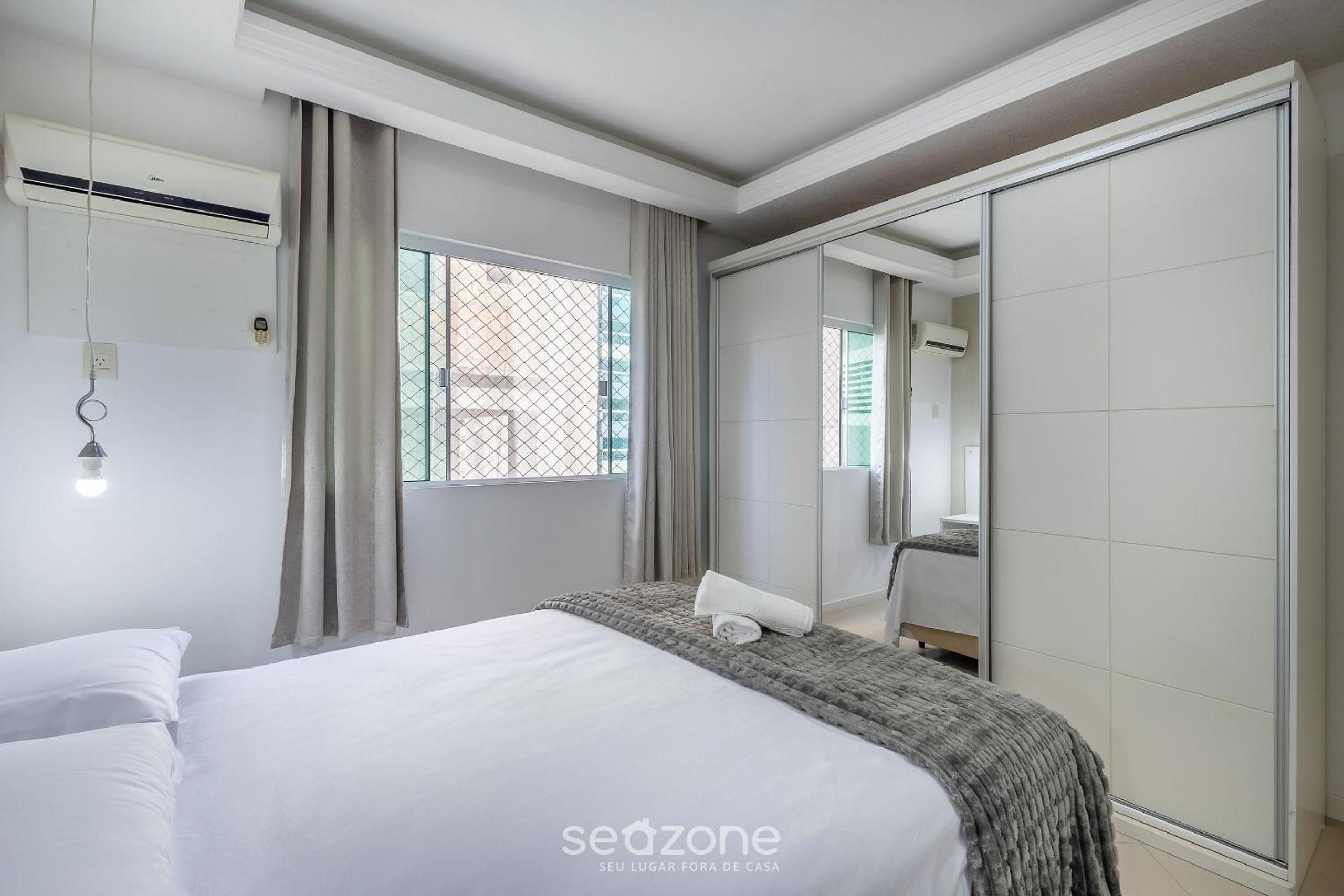 Stay steps from the sea in Meia Praia - VIM