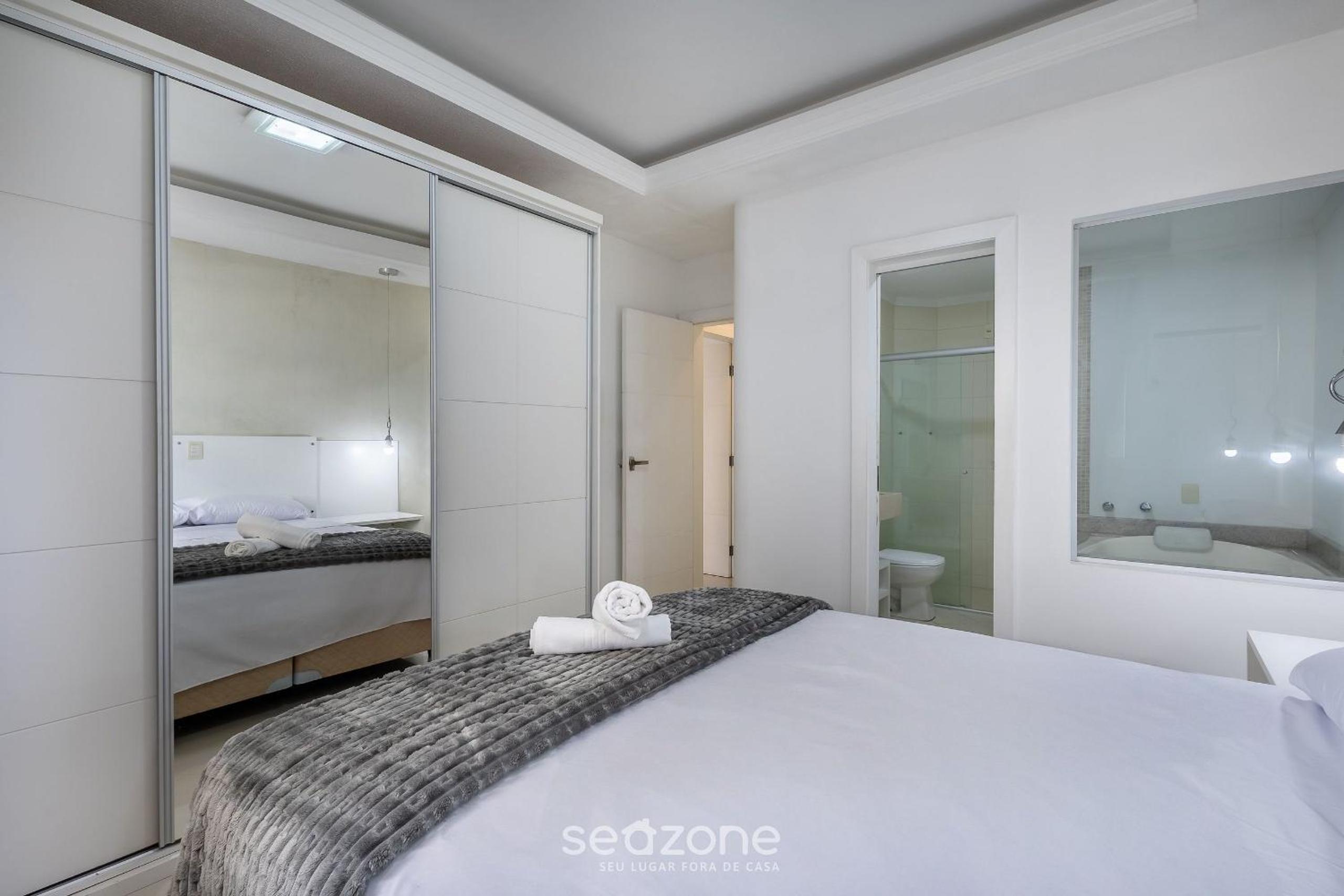 Stay steps from the sea in Meia Praia - VIM