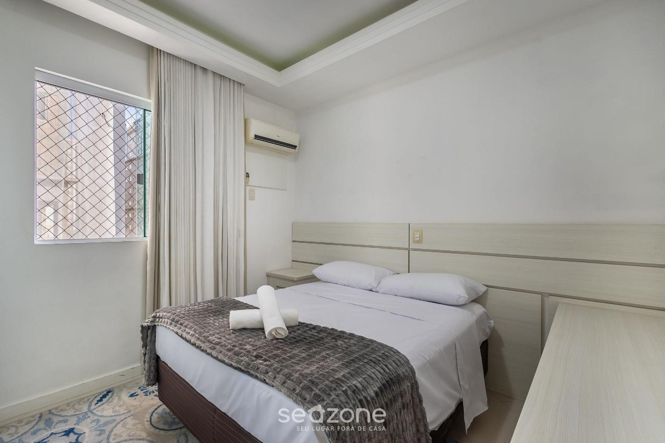 Stay steps from the sea in Meia Praia - VIM