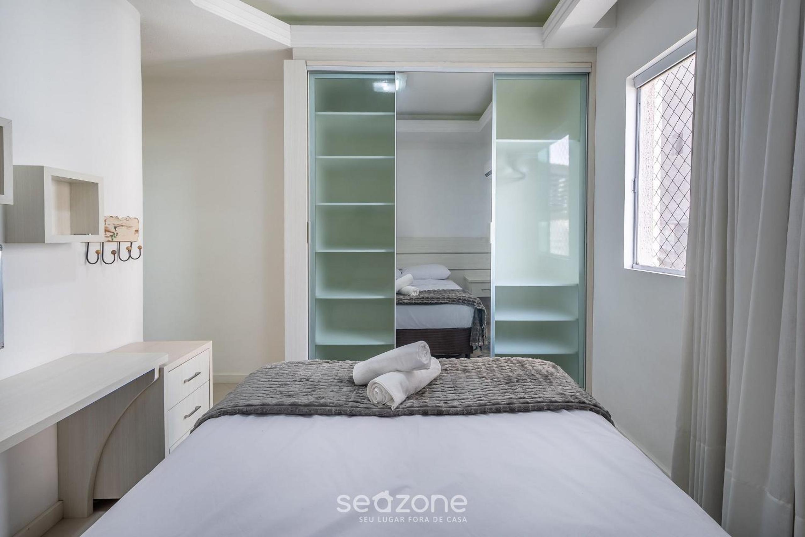 Stay steps from the sea in Meia Praia - VIM