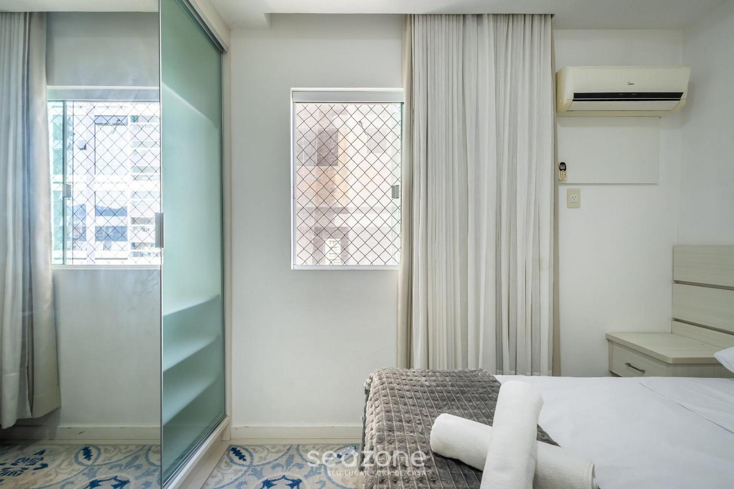 Stay steps from the sea in Meia Praia - VIM