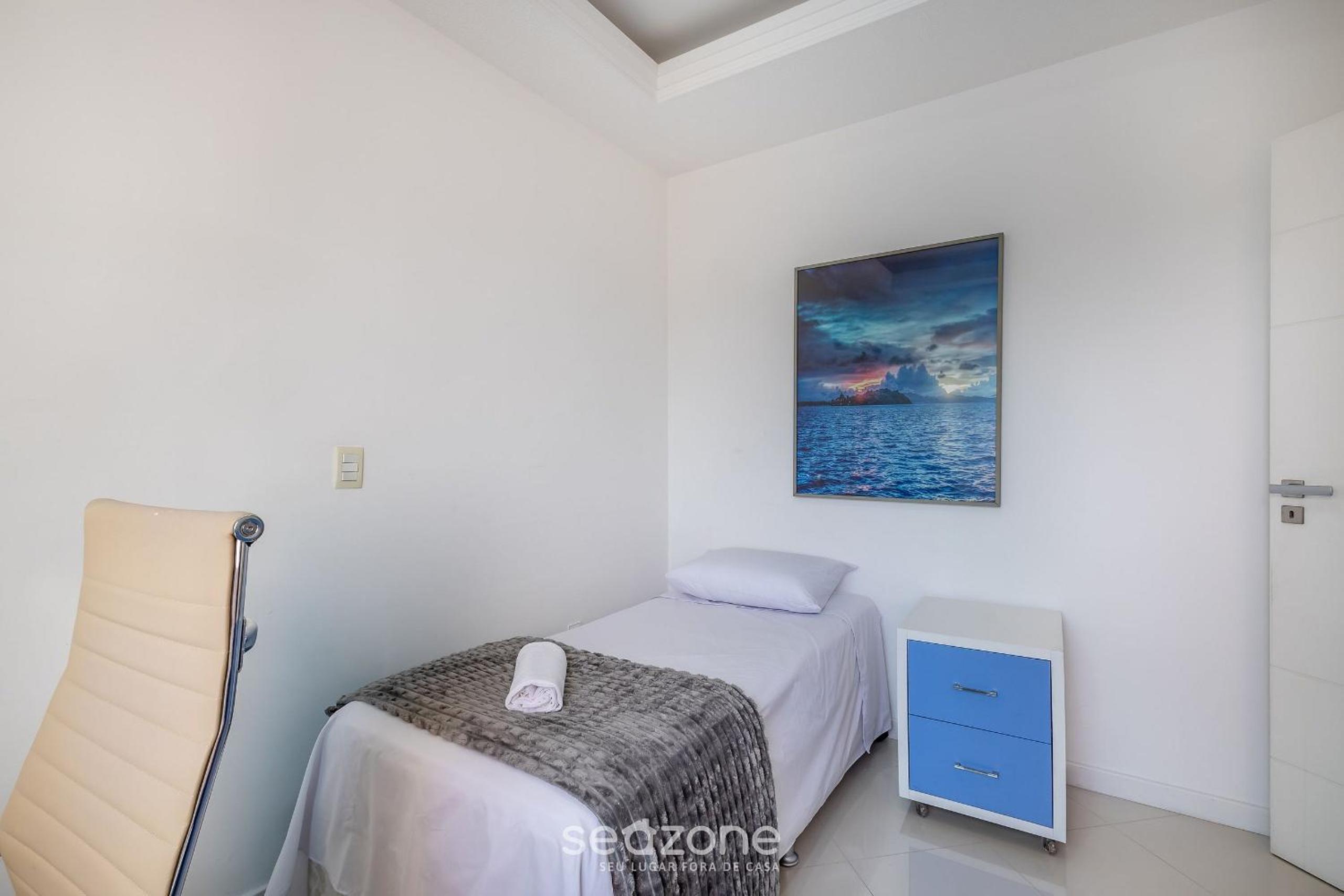 Stay steps from the sea in Meia Praia - VIM