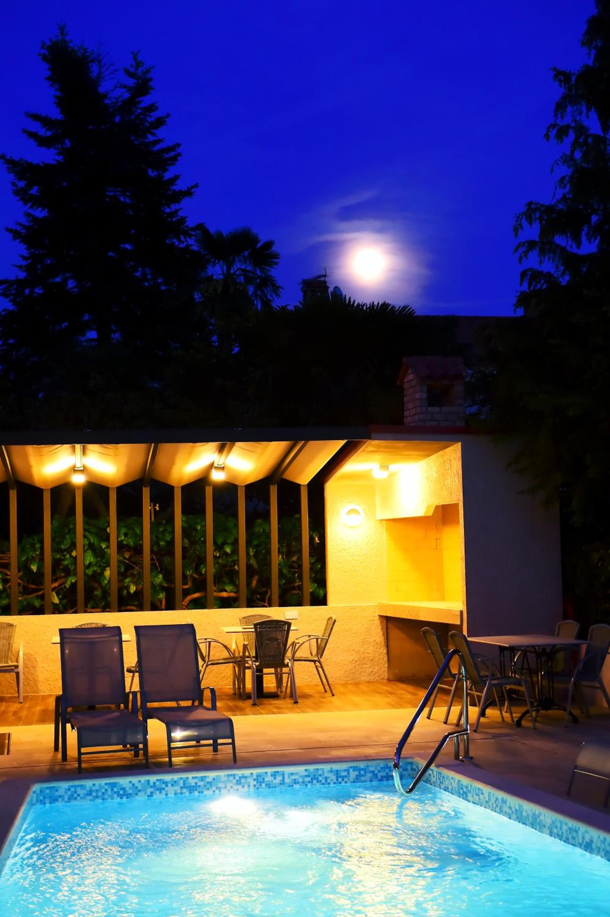Apartments Zdjelar