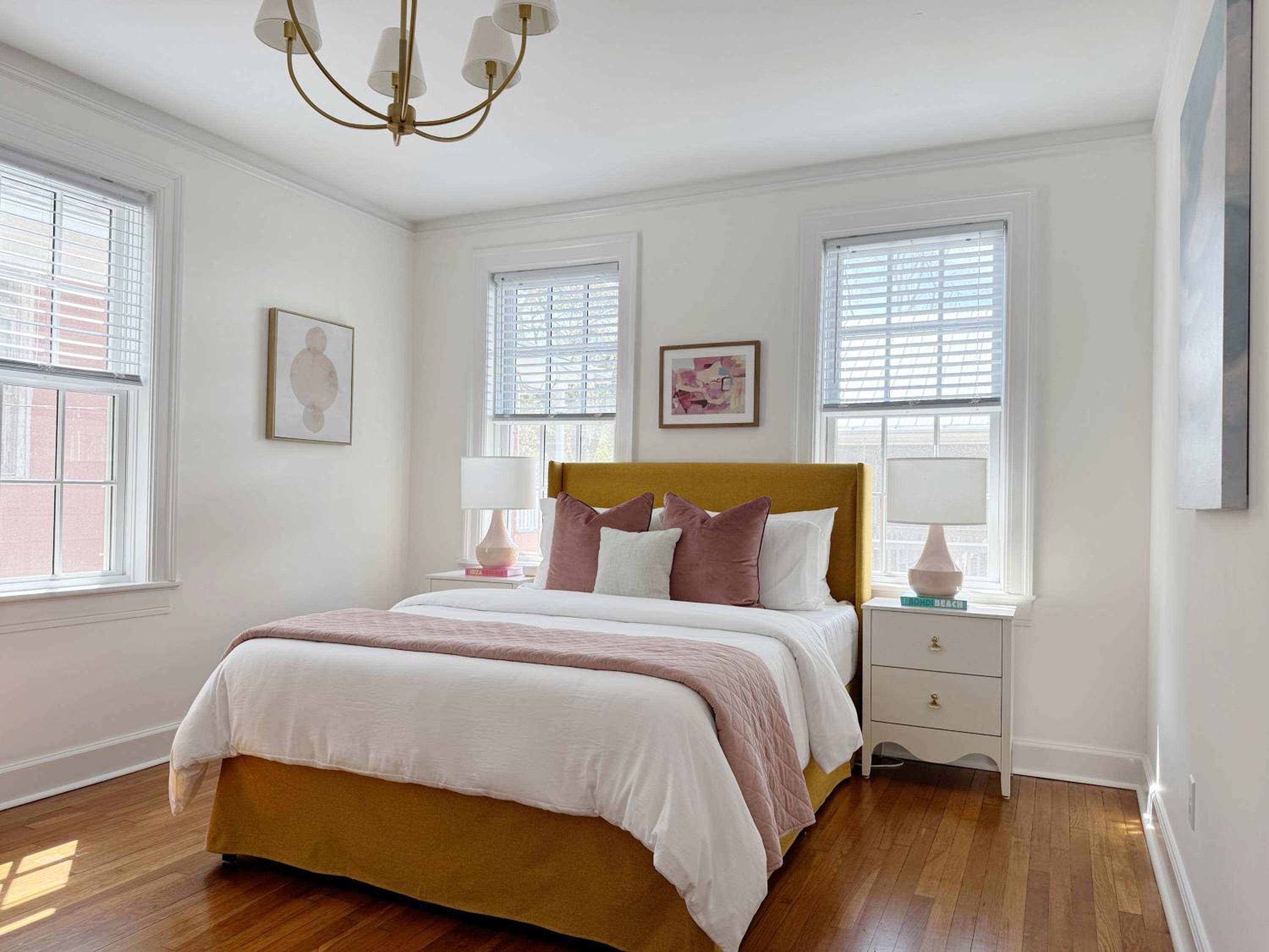 Classy 3-Story Downtown Apt - Great Location