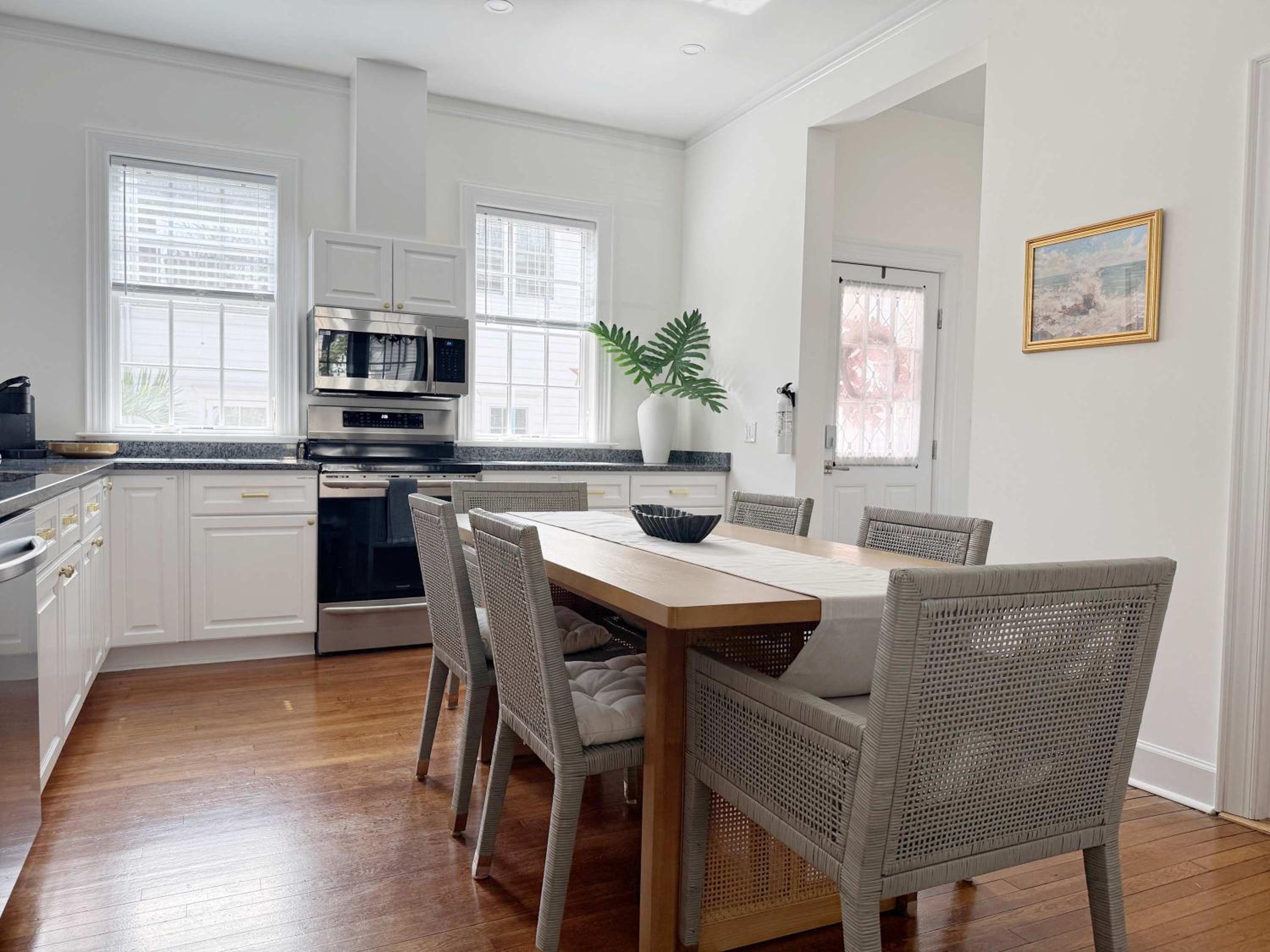 Classy 3-Story Downtown Apt - Great Location