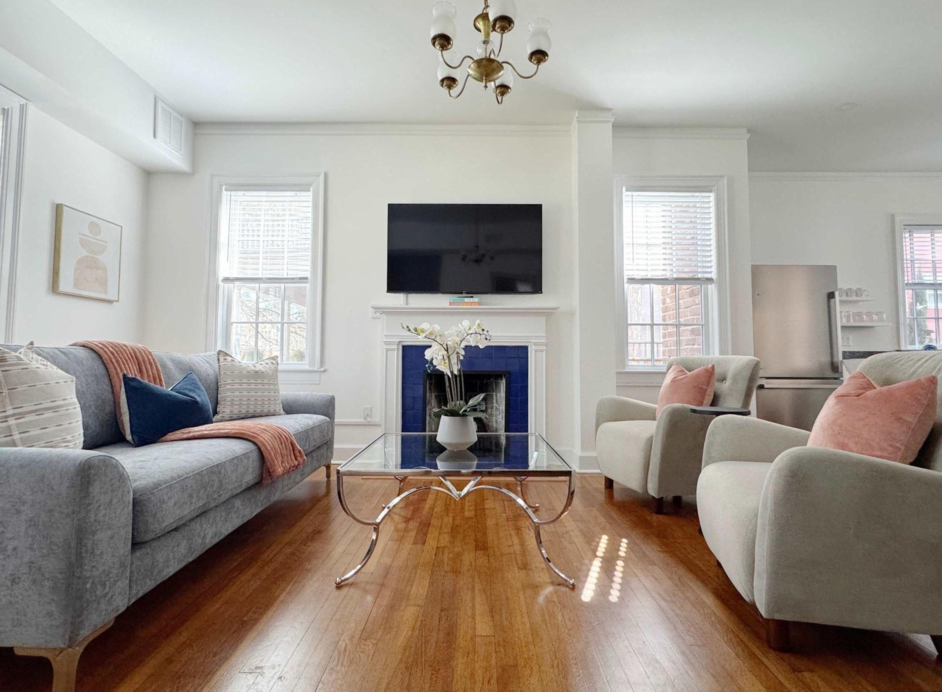 Classy 3-Story Downtown Apt - Great Location