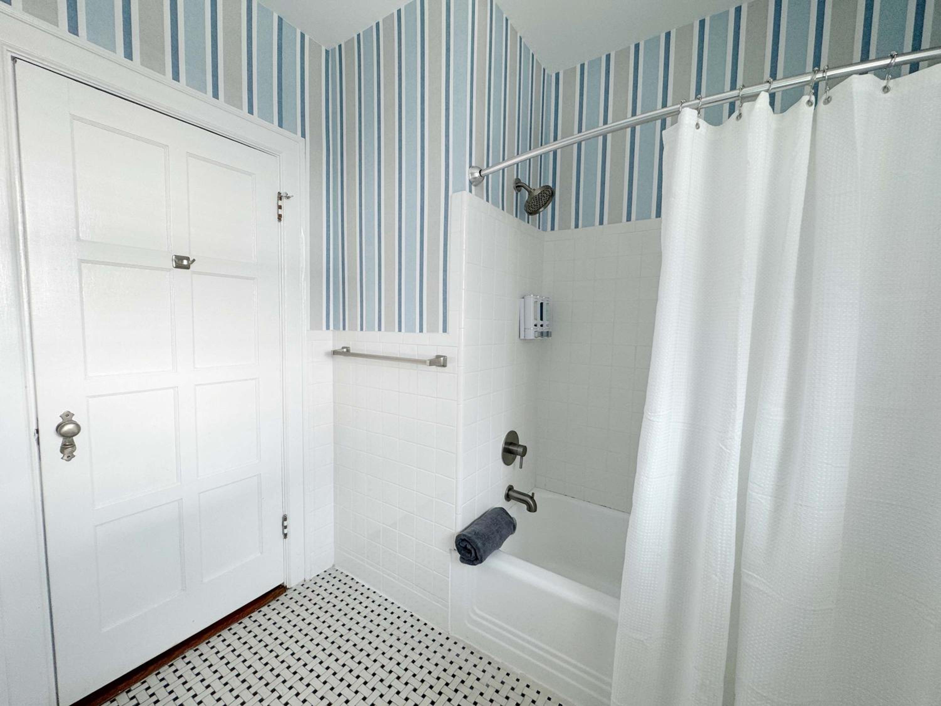 Classy 3-Story Downtown Apt - Great Location