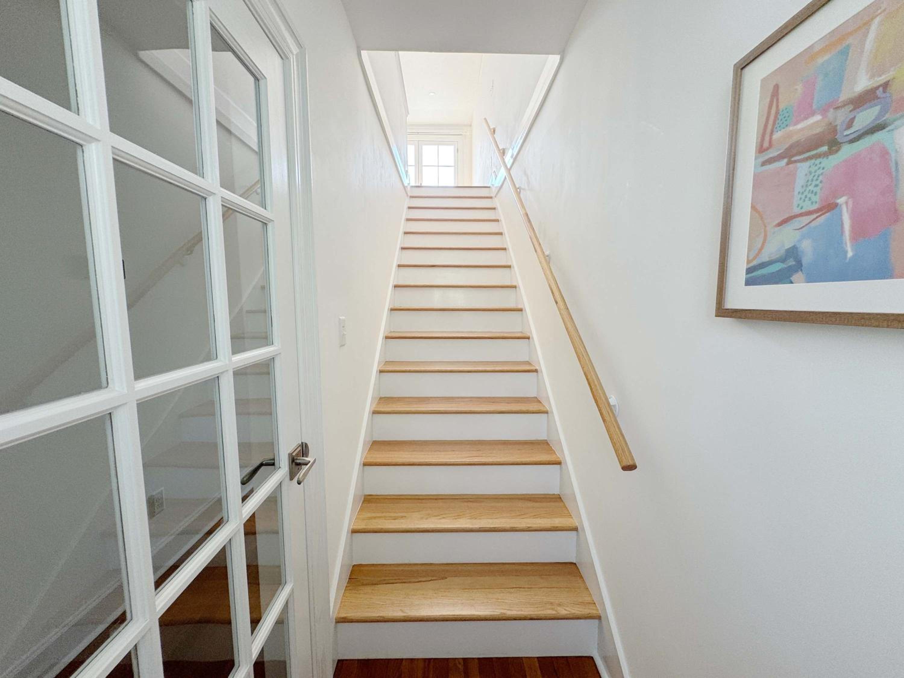 Classy 3-Story Downtown Apt - Great Location