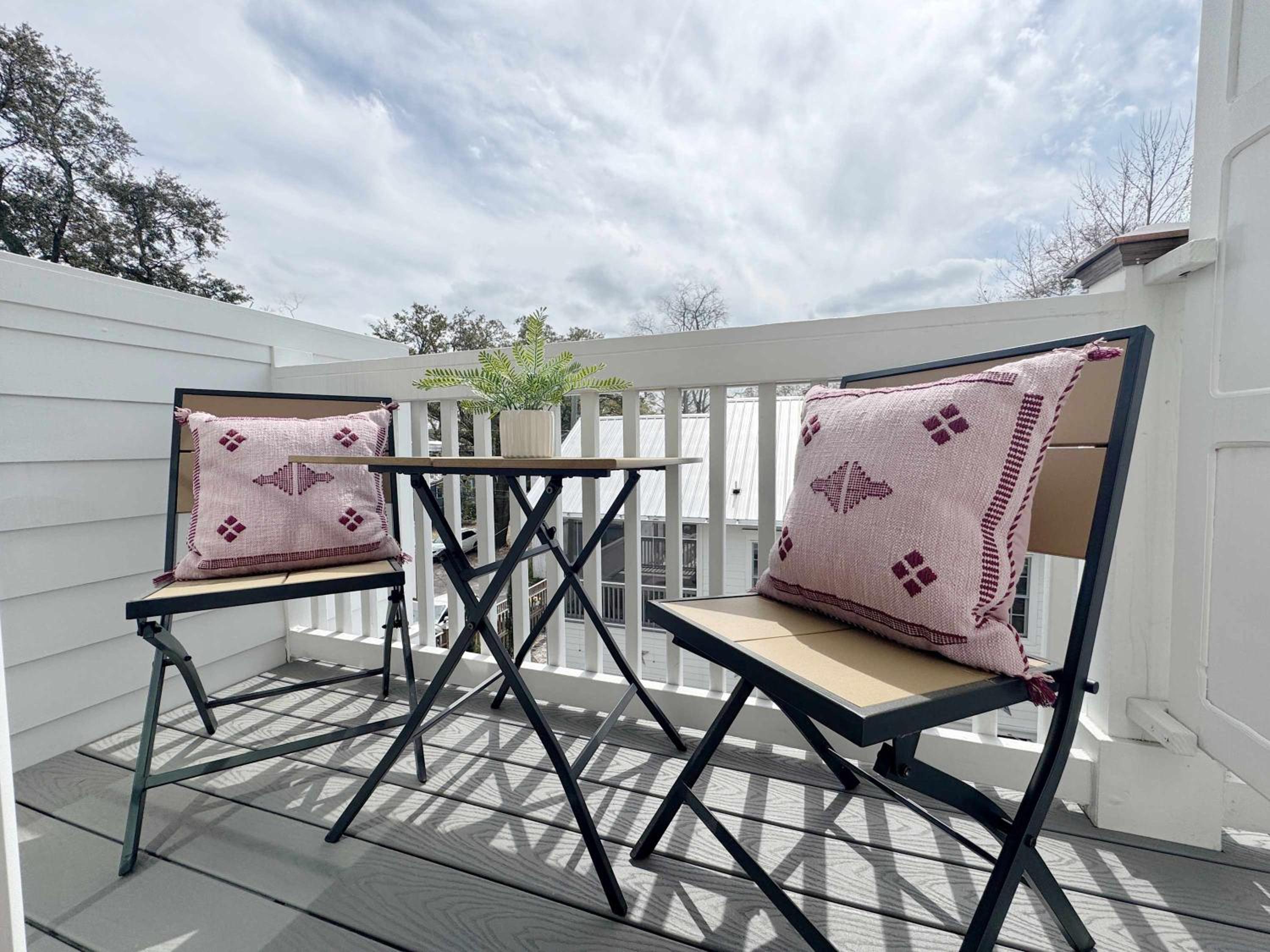 Classy 3-Story Downtown Apt - Great Location