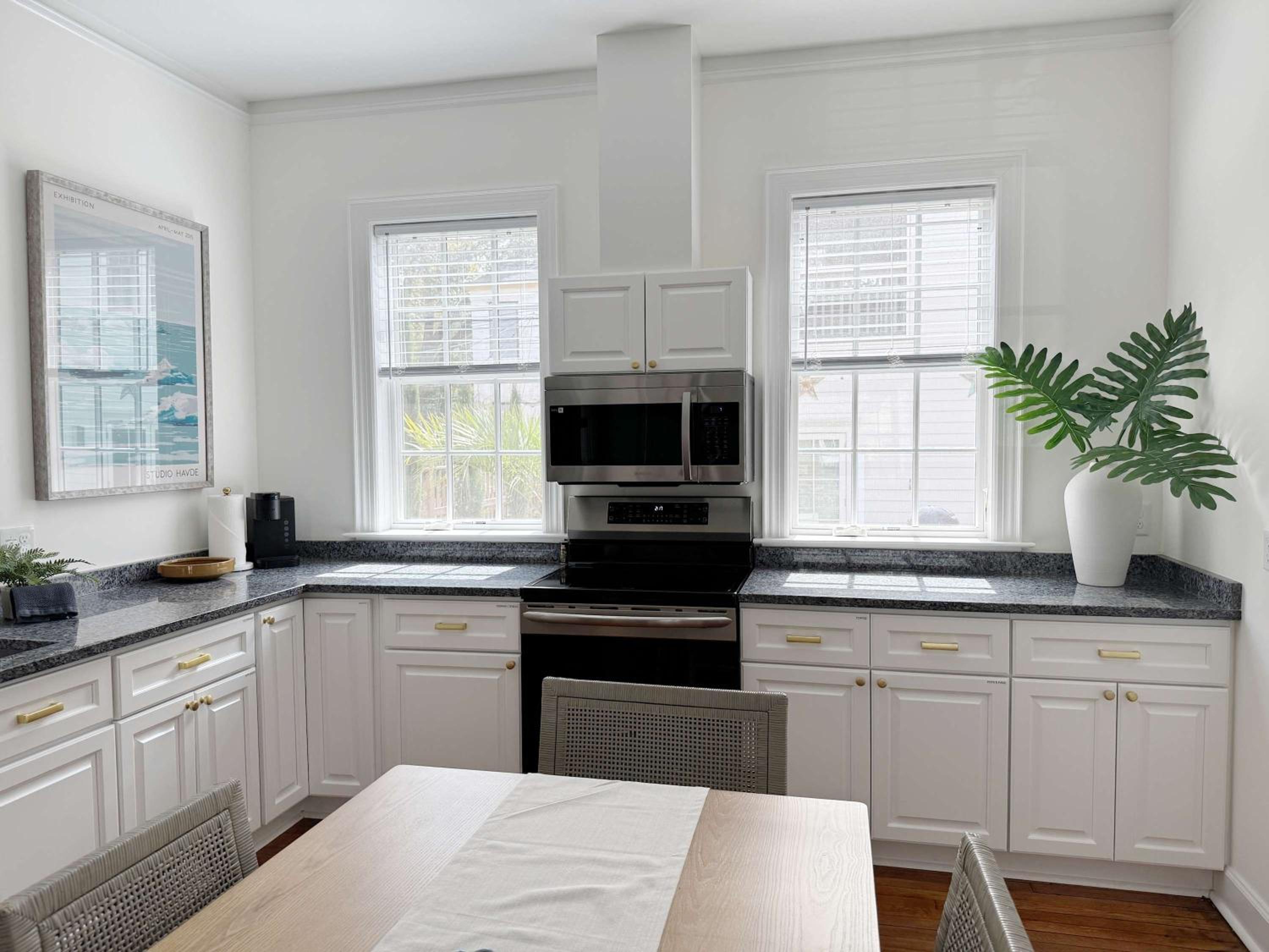 Classy 3-Story Downtown Apt - Great Location