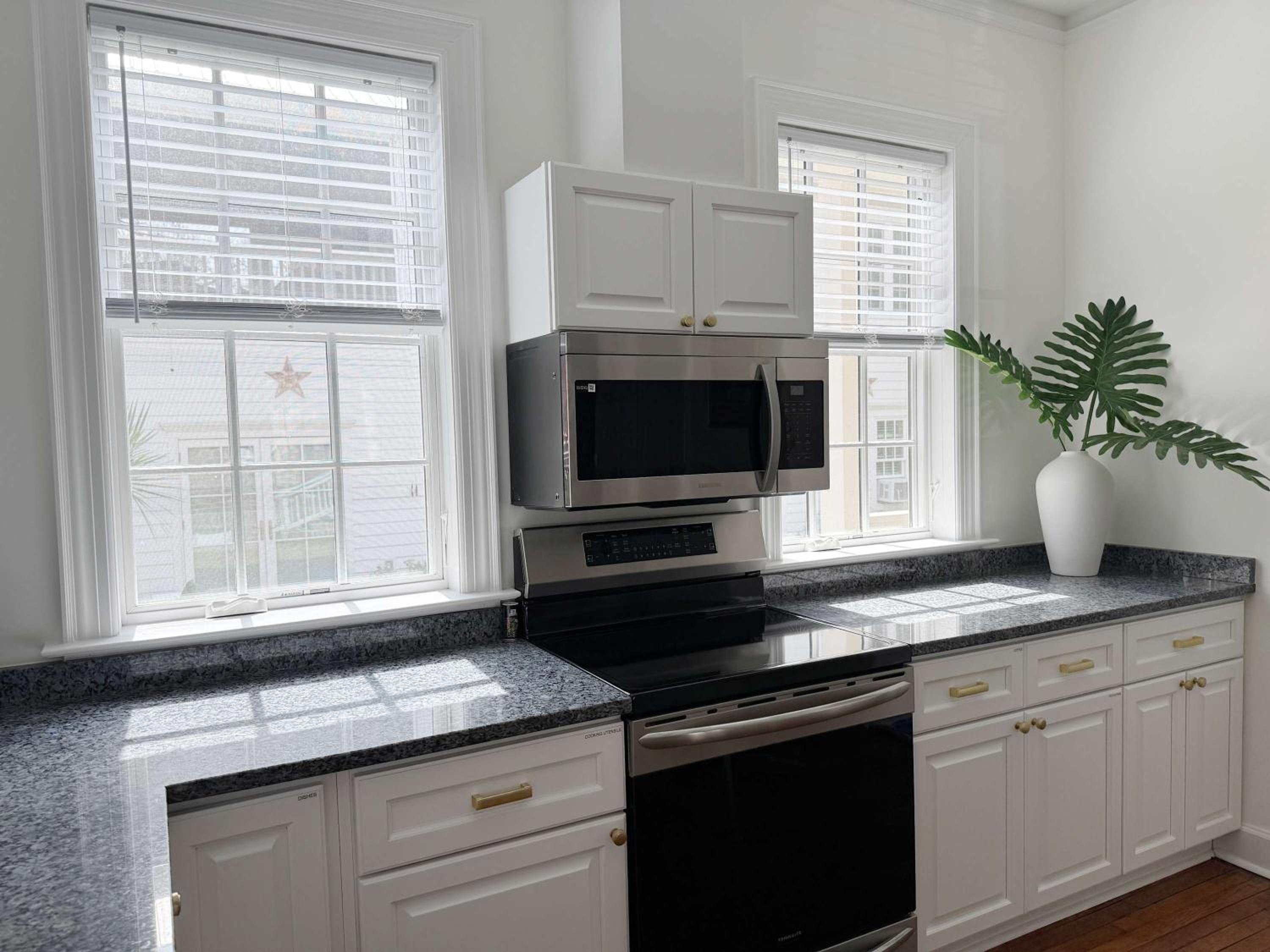 Classy 3-Story Downtown Apt - Great Location