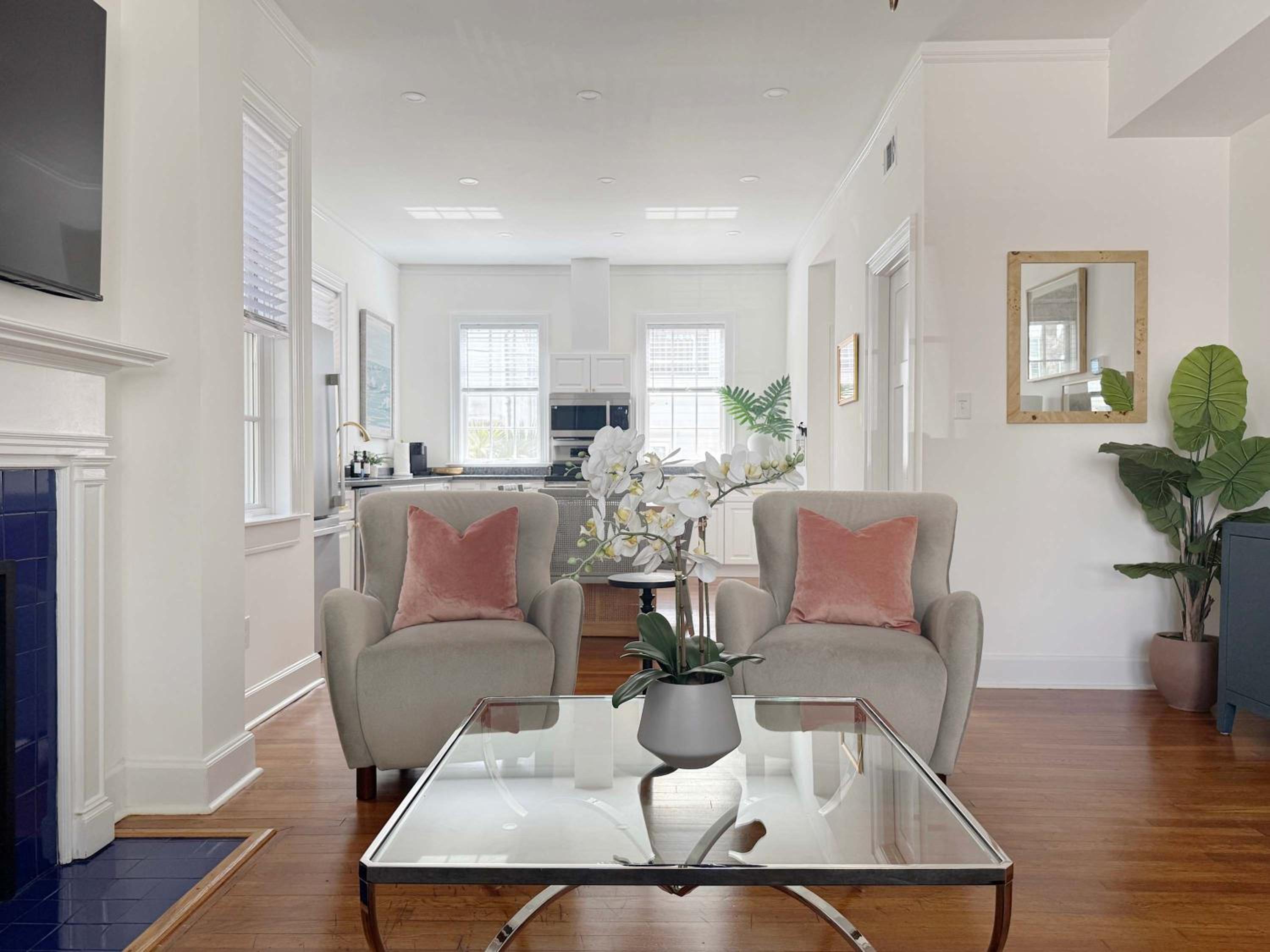 Classy 3-Story Downtown Apt - Great Location