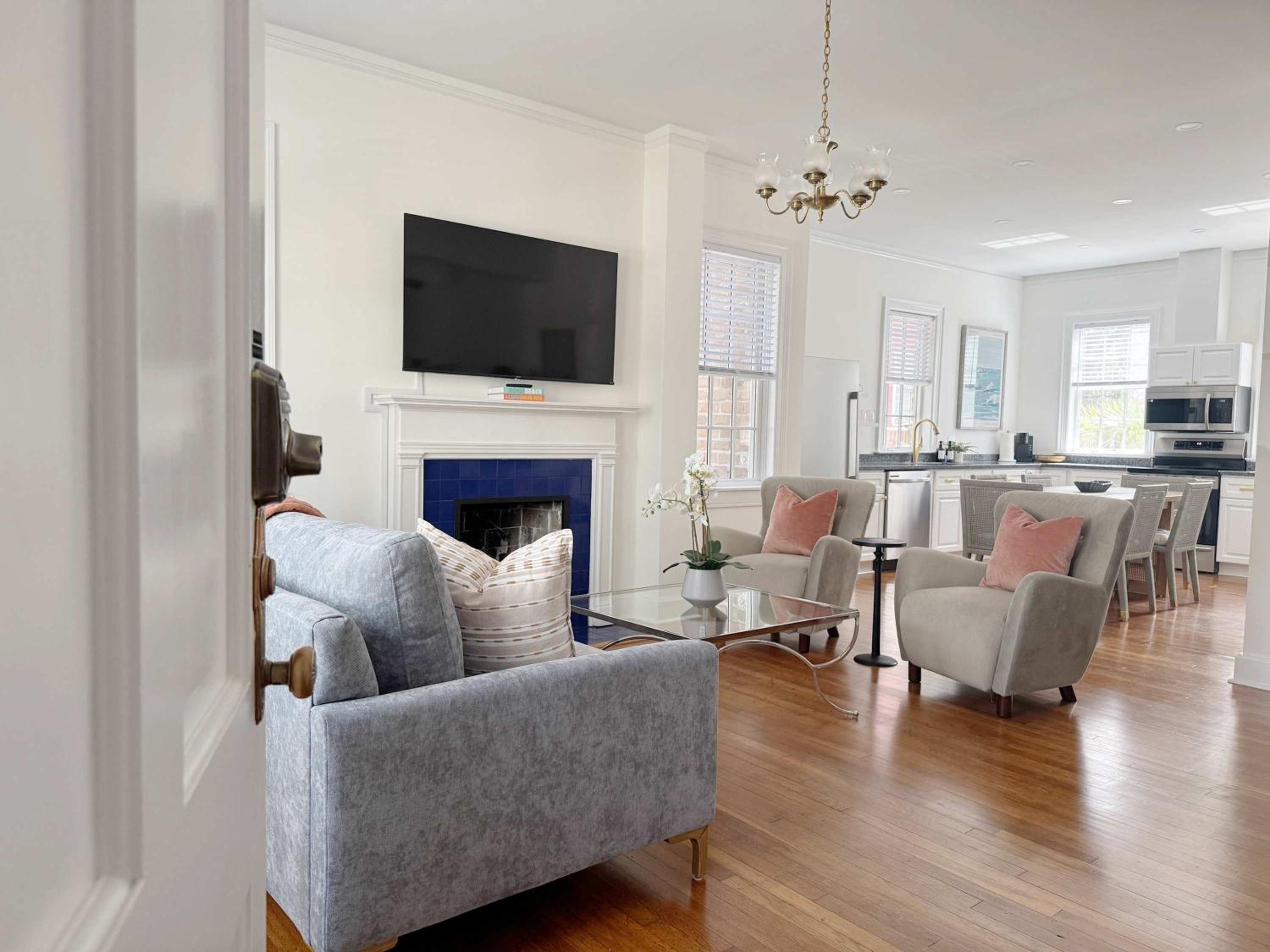 Classy 3-Story Downtown Apt - Great Location